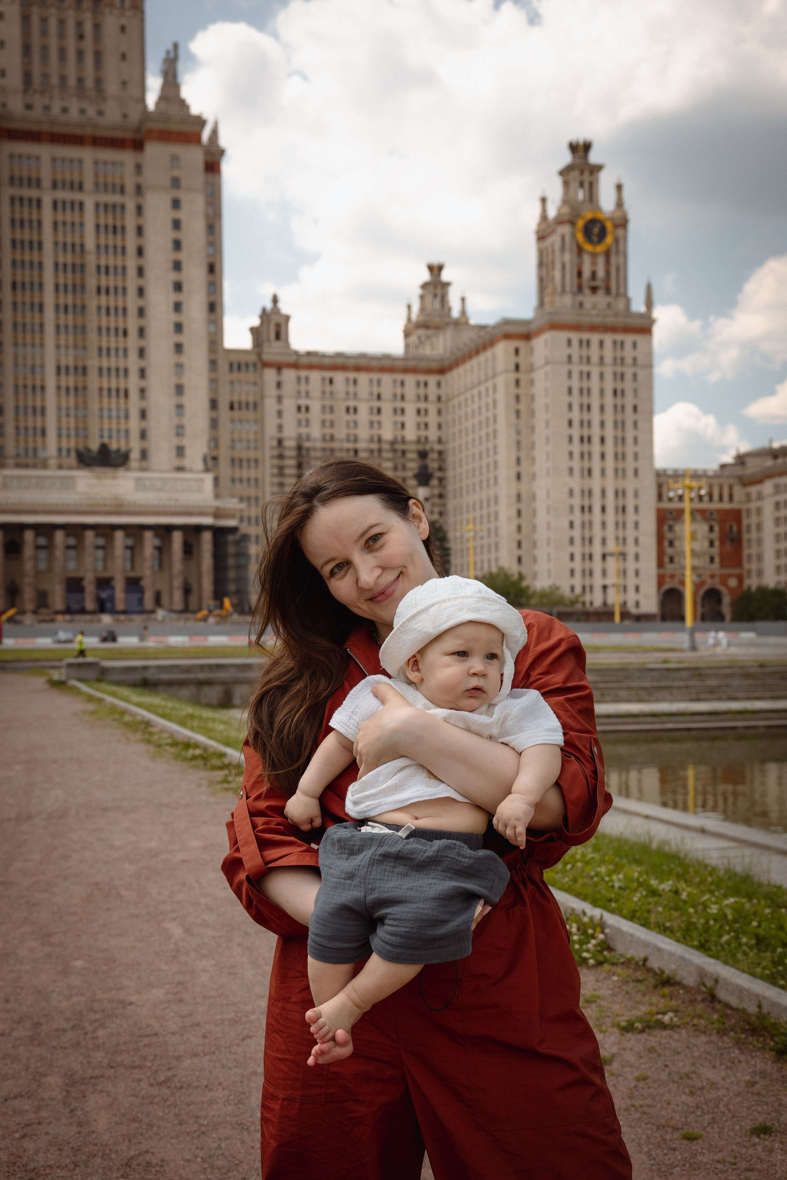 Настя с сыном у Alma-Mater. Ваш семейный newborn и lifestyle фотограф в СПБ Наталья Журавлева