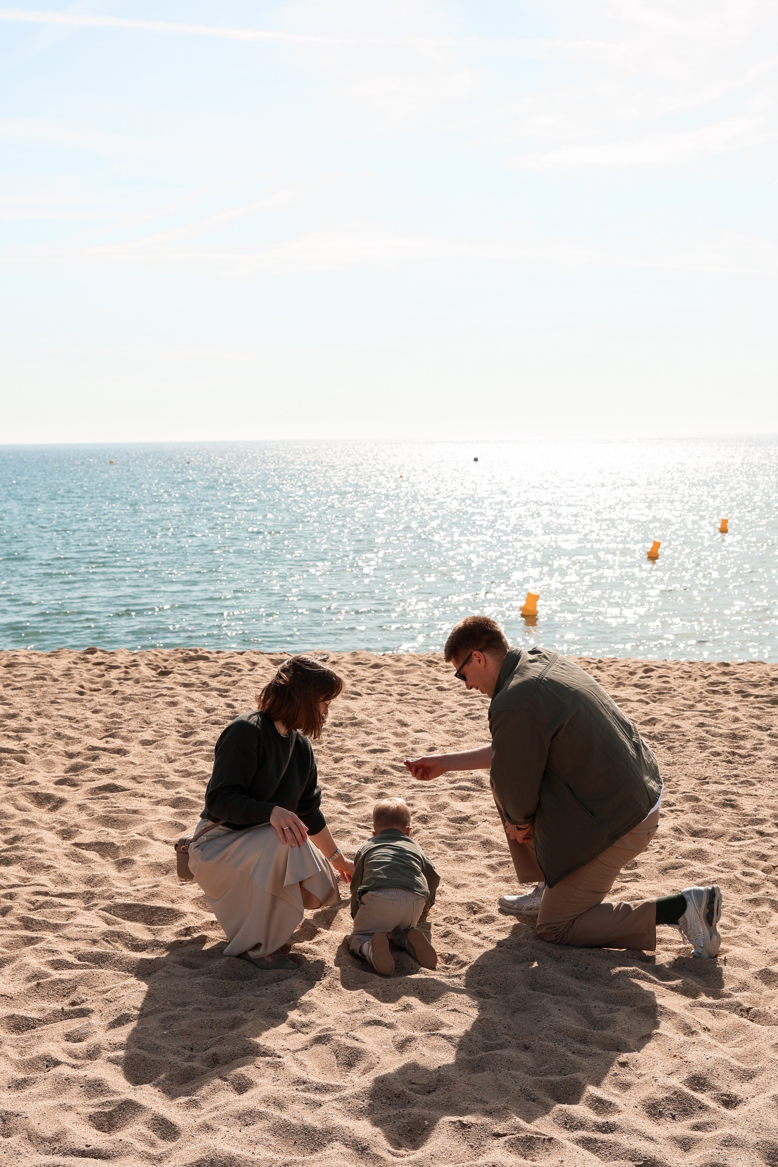 Seashore with a toddler. Natalia Zhuravleva|family, newborn, maternity photographer in Barcelona