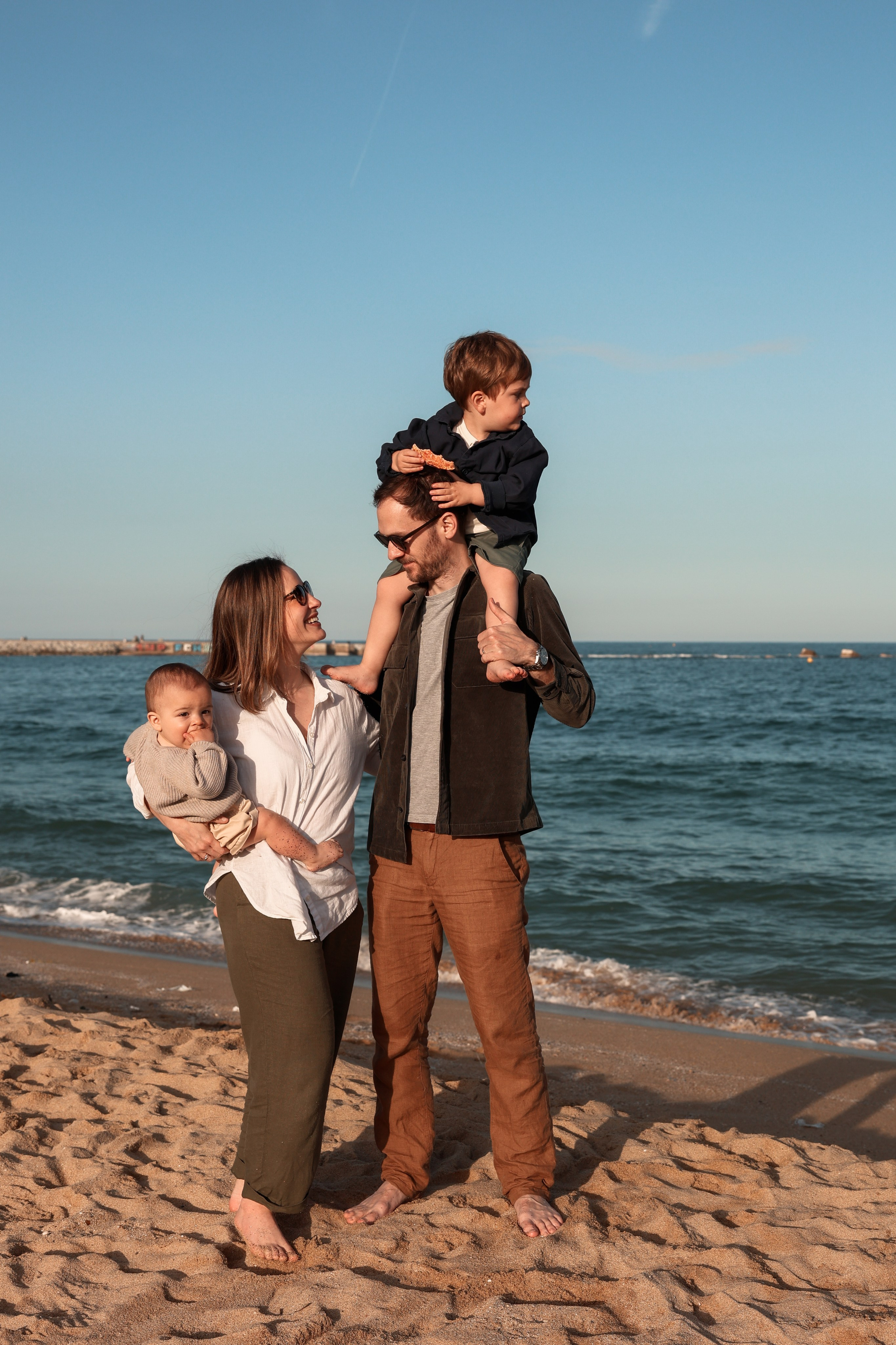Family pizza at the sea. Natalia Zhuravleva|family, newborn, maternity photographer in Barcelona