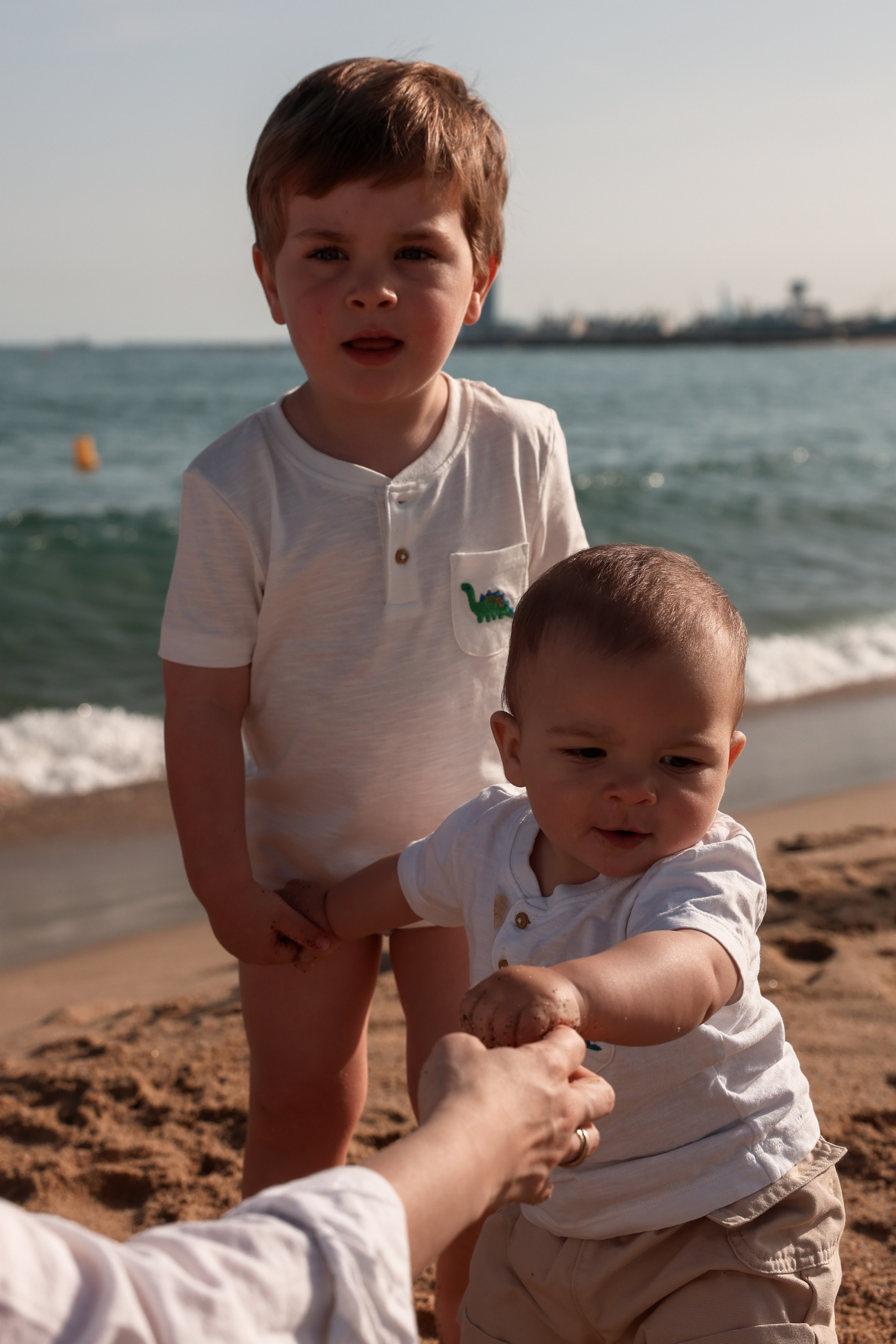 Family pizza at the sea. Natalia Zhuravleva|family, newborn, maternity photographer in Barcelona