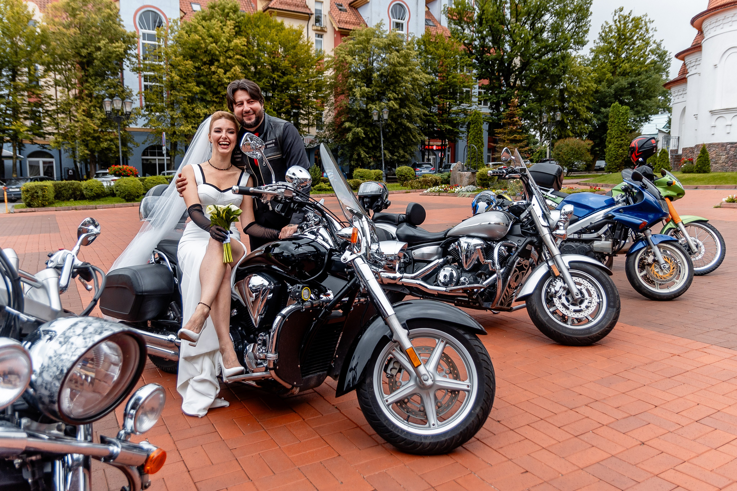 Евгений Саранцев, президент мотоклуба «Garage 13 MCC» и прекрасная Ирина. Фотограф Елена Медок Калининград