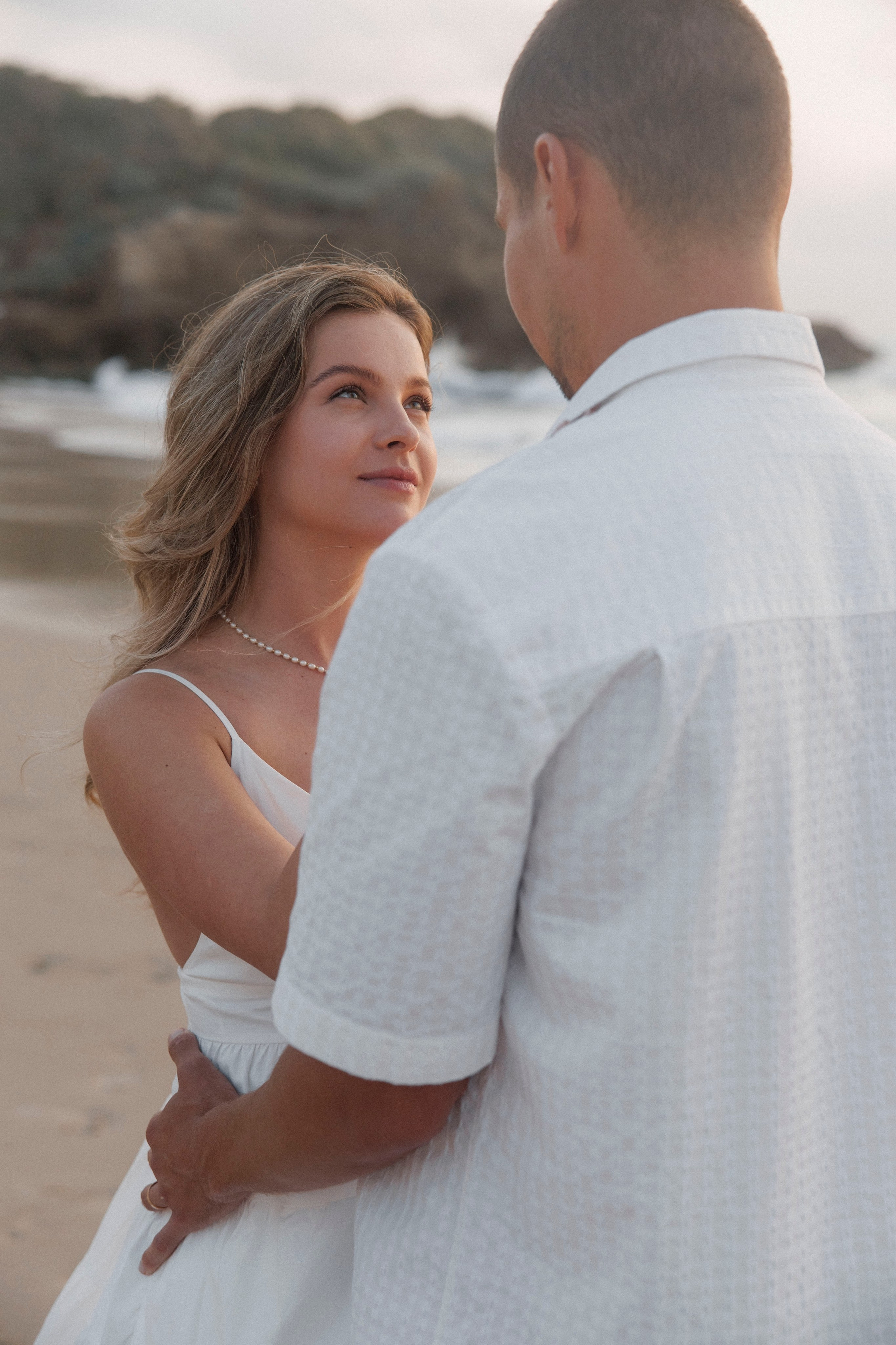 Pregnancy photoshoot near the sea (cloudy weather). Главная