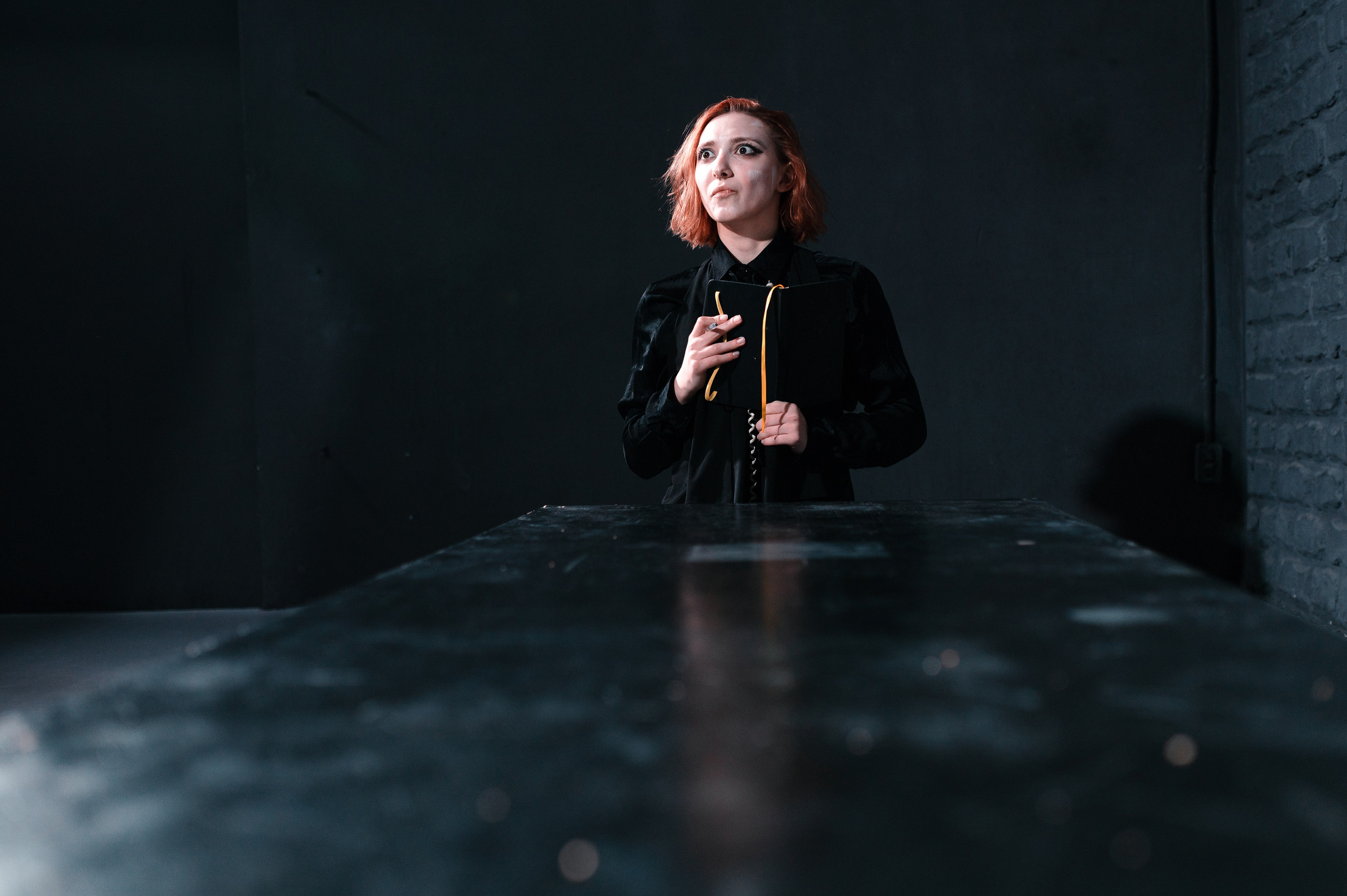 Спектакль «ЧЕЛОВЕЧКИ». Арт-пространство «Свои». Профессиональная фотосессия в Краснодаре | Фотограф Денис Труфанов