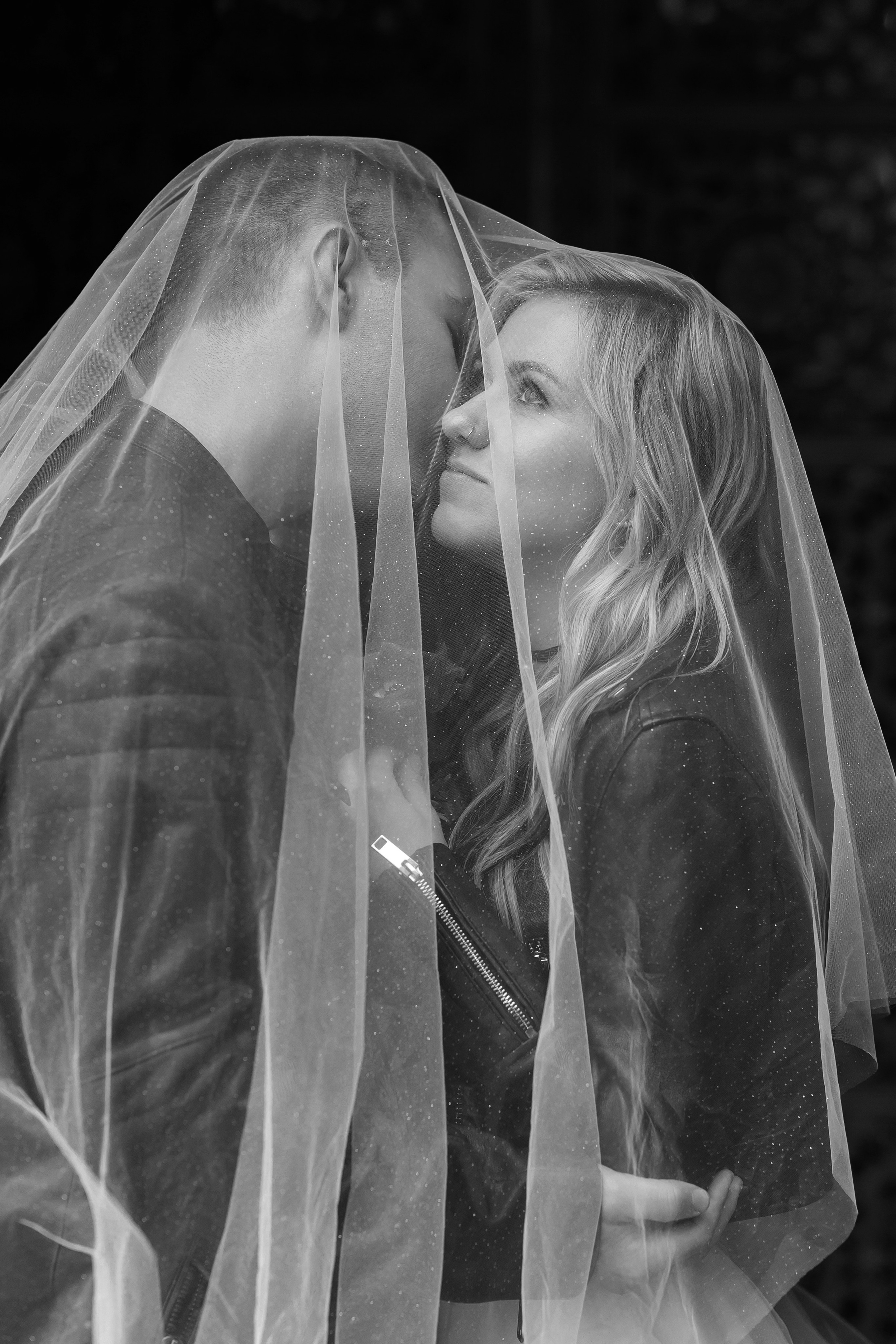 Свадебная фотосессия в Москве в кожаных куртках и ботинках