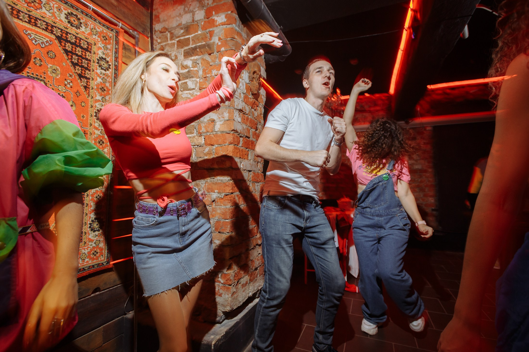 День рождения Кати в стиле 90-00х. Событийный фотограф Максим Бескоровайновнов