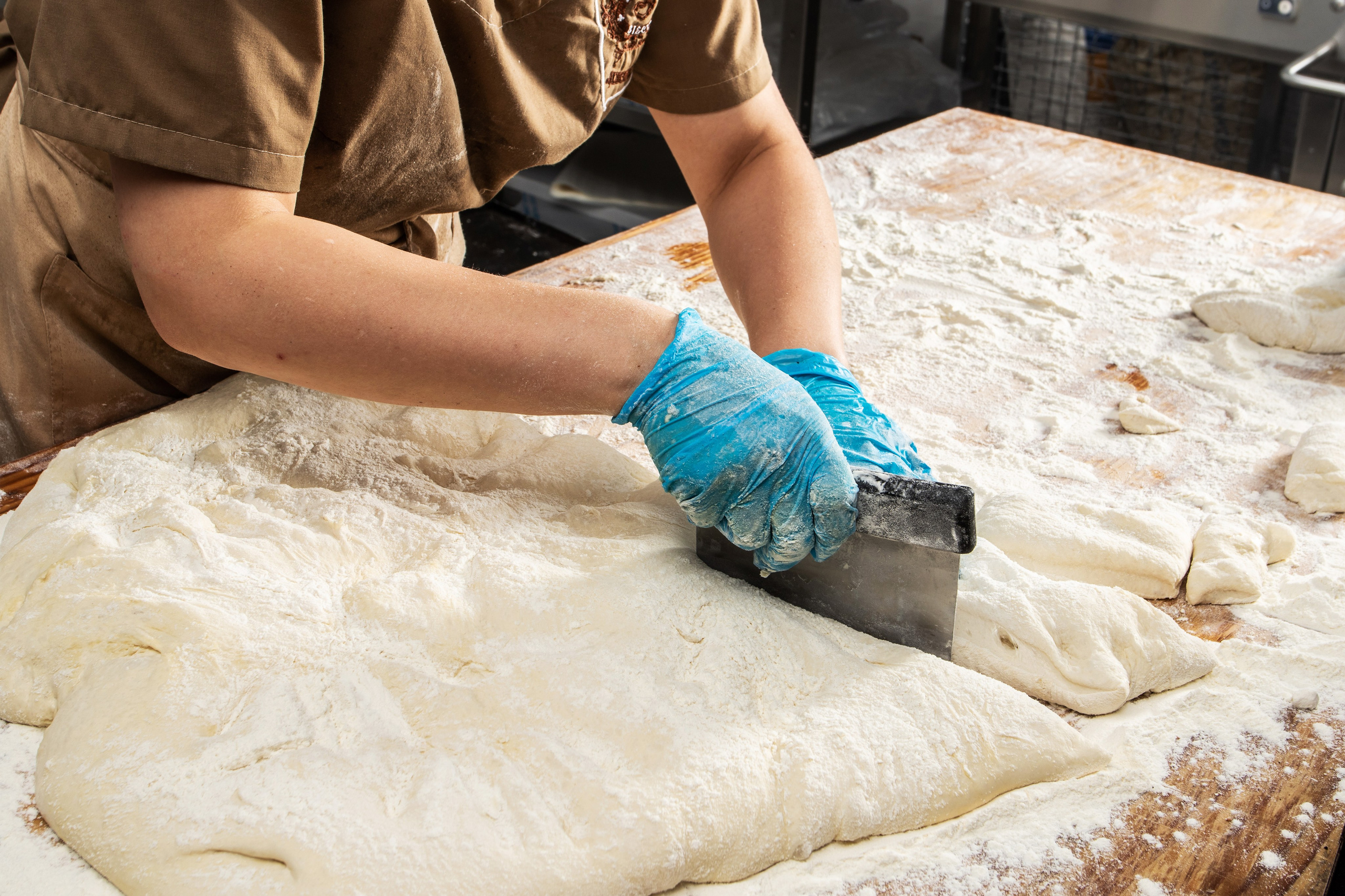 Процесса производства хлебобулочных изделий на заводе в Алматы