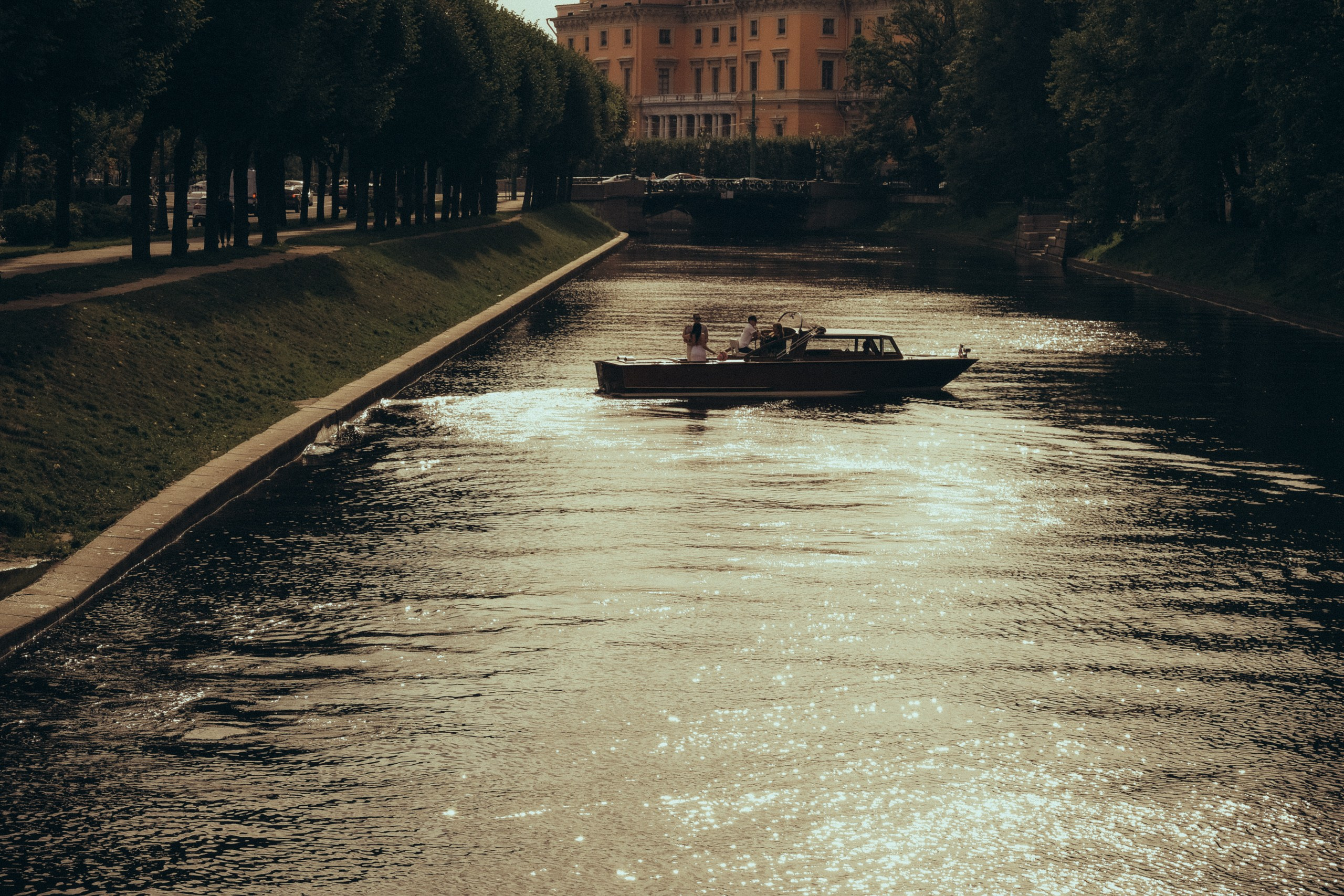 СВАДЕНБНАЯ СЬЕМКА НА КАТЕРЕ ПО КАНАЛАМ САНКТ-ПЕТЕРБУРГА И В АКВАТОРИИ НЕВЫ. Профессиональный фотограф, Санкт-Петербург — Виктория Богомолова