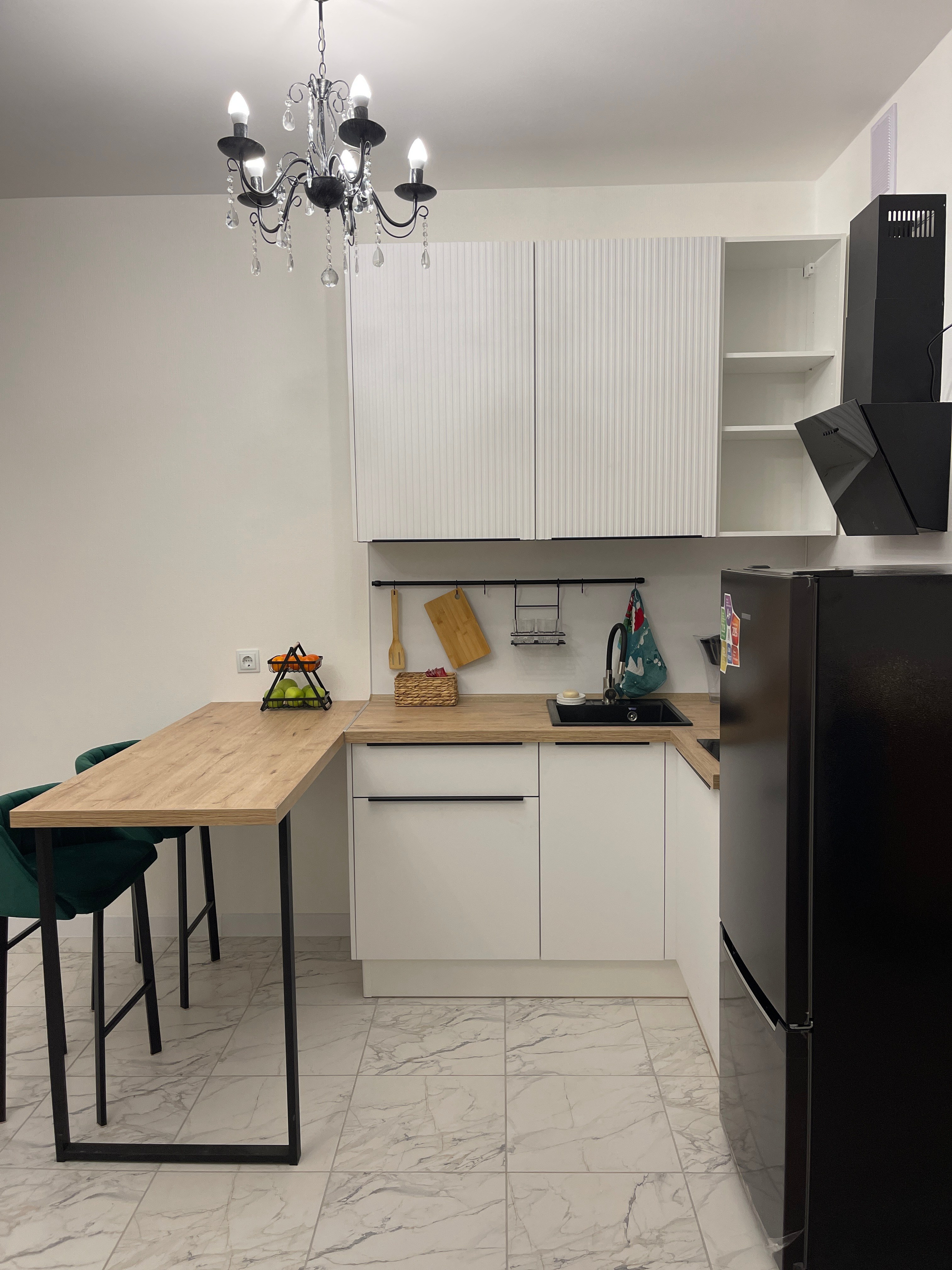 Кейс1: Получили ключи от новой квартиры и нужно было в короткие сроки обставить мебелью и декором для сдачи на долгий срок. Учли расположение квартиры и метраж. Определили портрет потенциального жильца и исходя из этого обставили квартиру. Чтобы выделяться на фоне других квартир, сделали акцент на яркие краски и смешение стилей. Сделали всё для комфортного проживания. и продумали каждую мелочь. В результате квартира очень быстро сдалась. На всё ушло до 250 тыс. руб. за всю мебель, технику и декор.