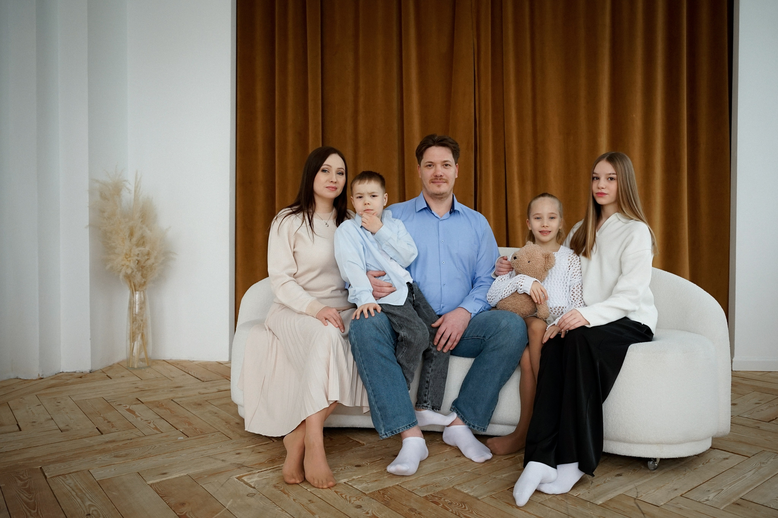 Студийная фотосессия для большой семьи в студии