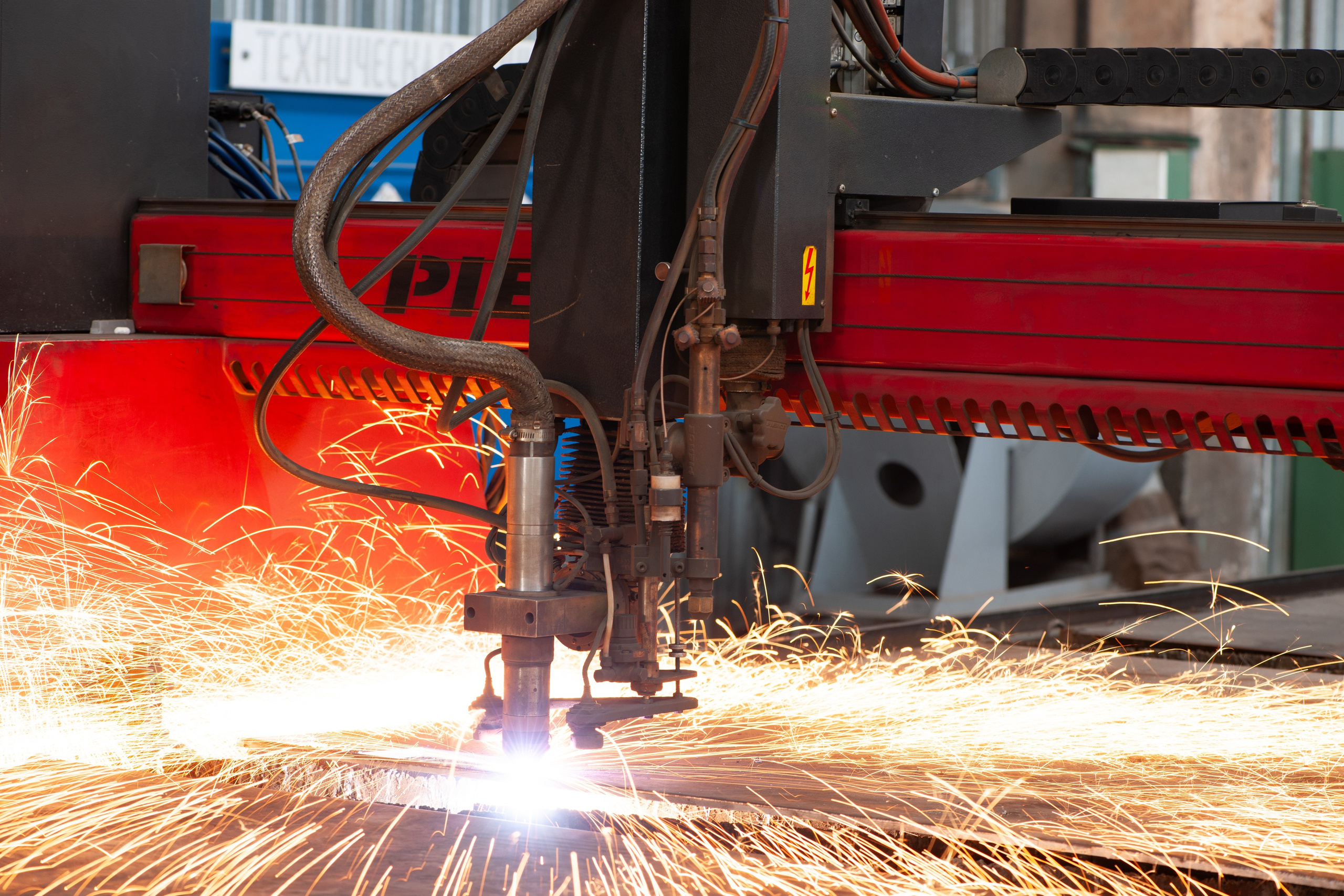 Промышленная съёмка резки металла с искрами — предметная фотография производственного процесса для презентаций.