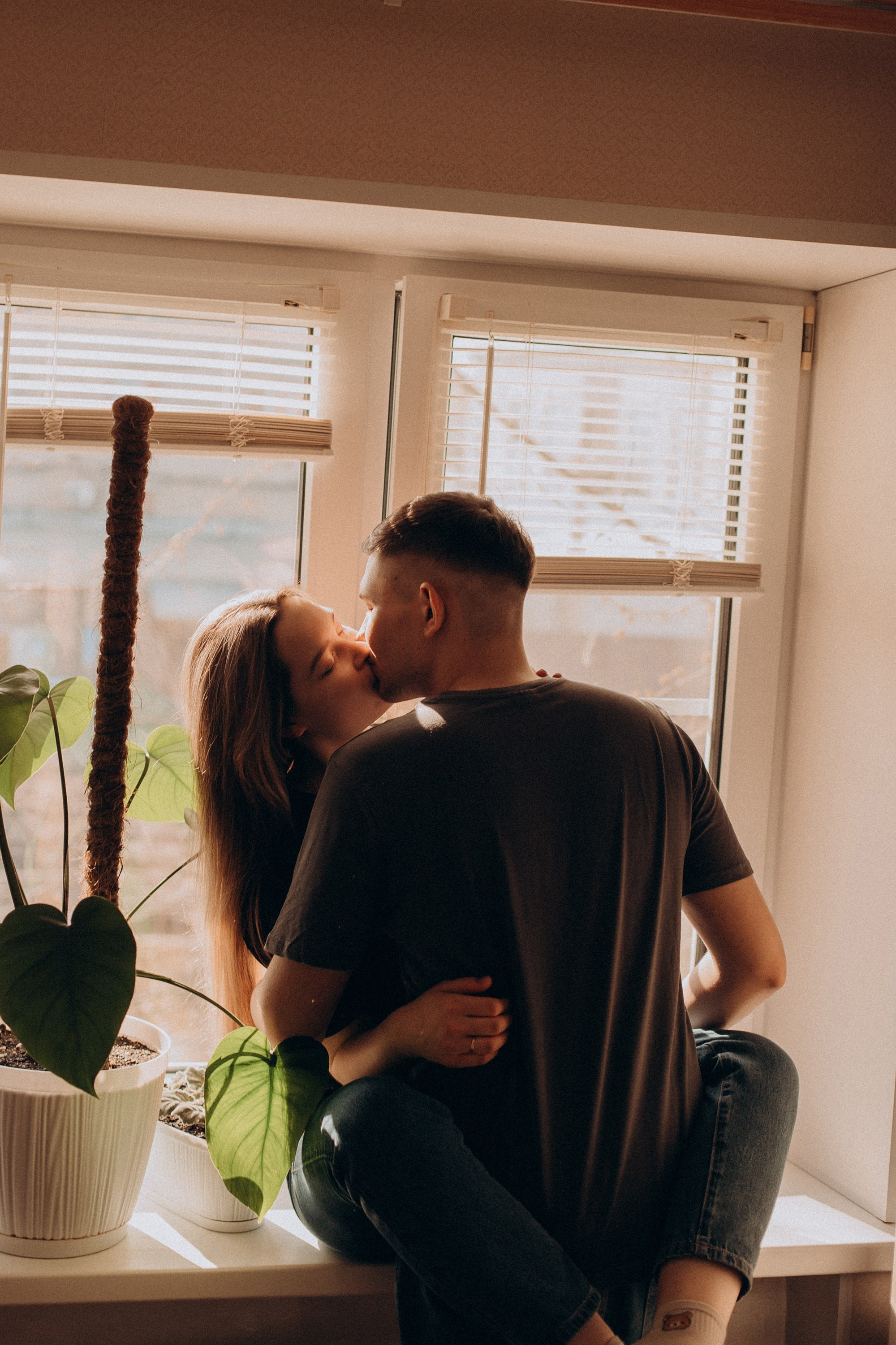 Солнце наполнило комнату светом, а вы — теплом. Свадебный фотограф Илья Бринк