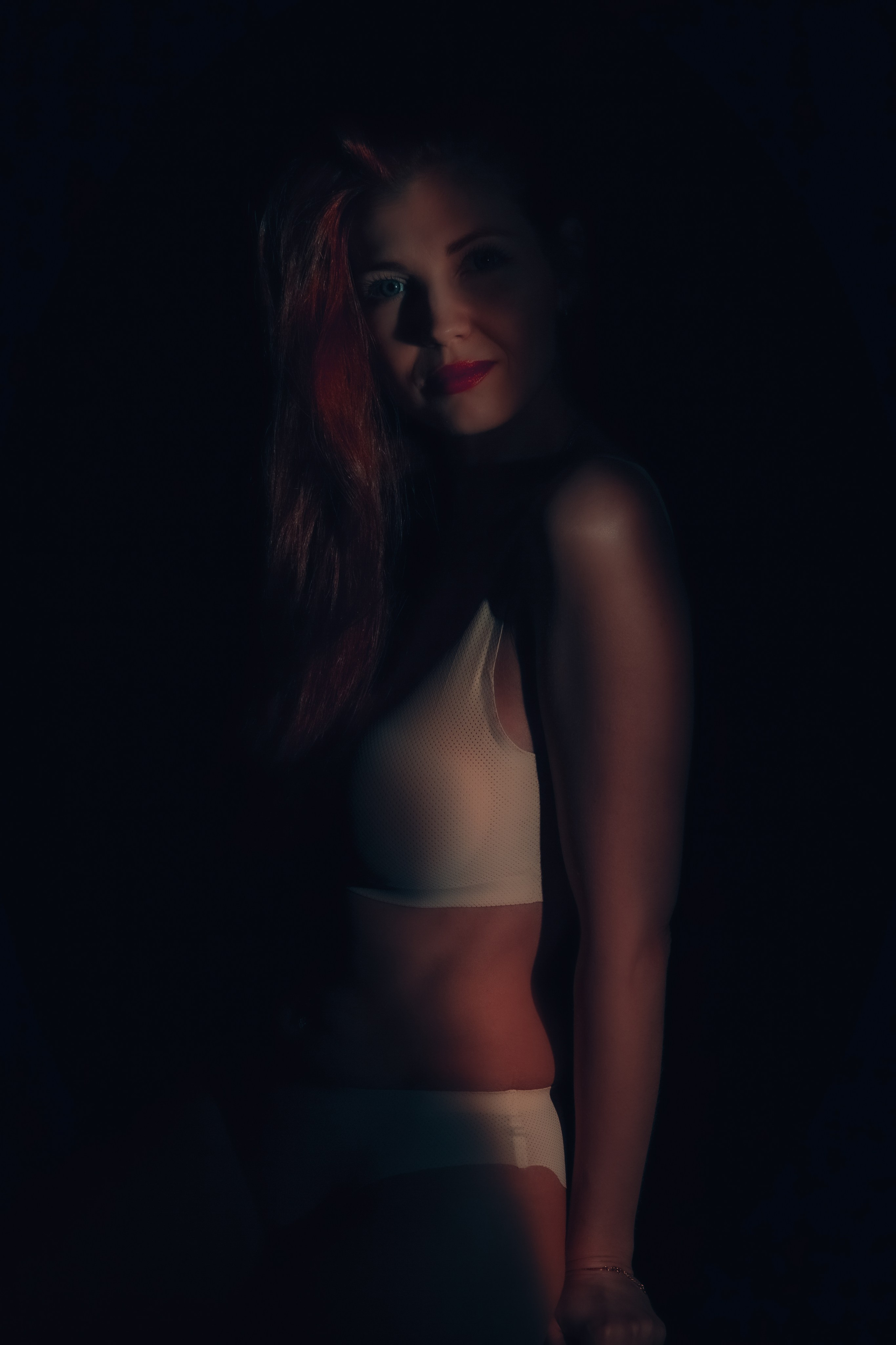 Девушка с красивым телом мягко прорисованная светом.