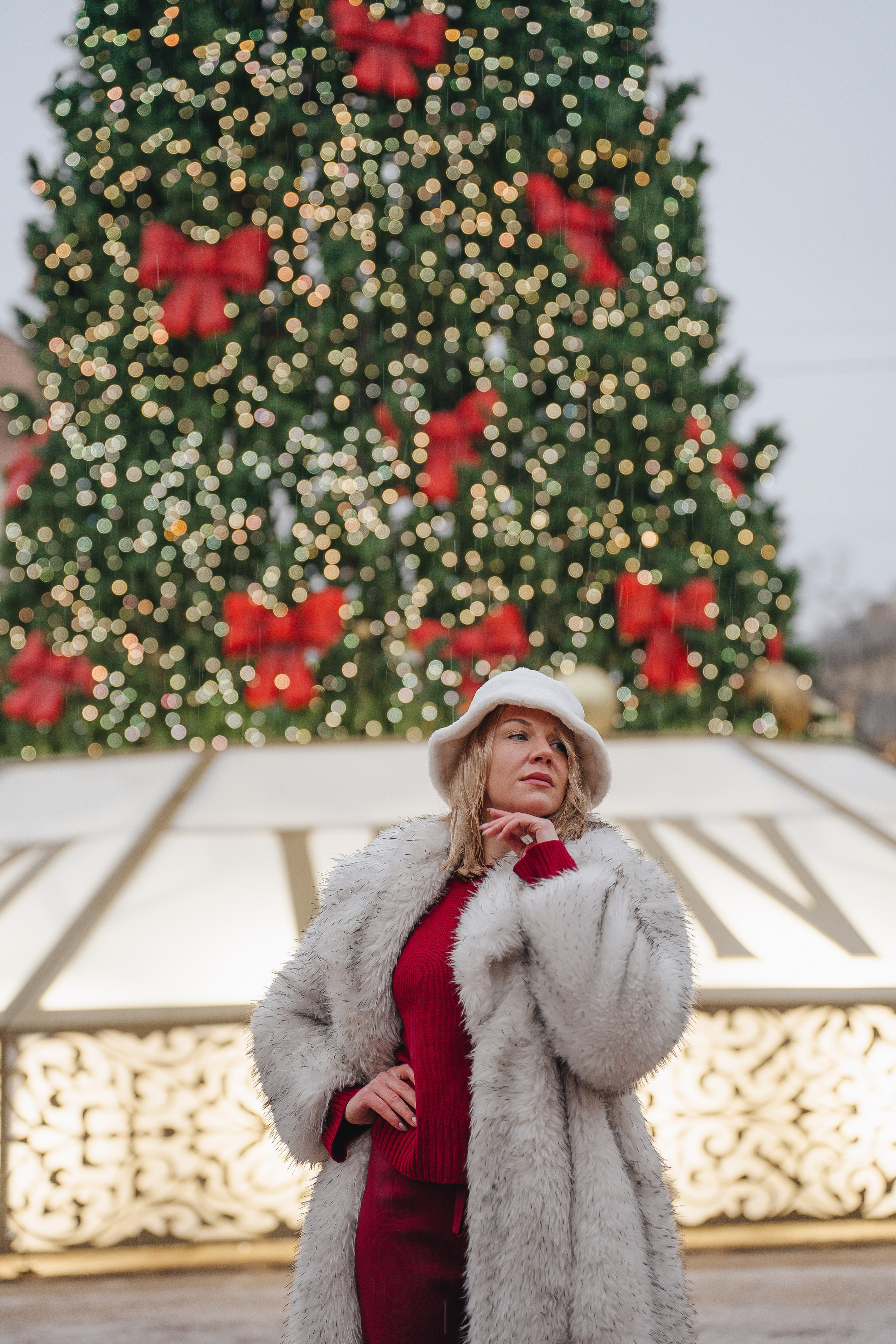ПРОГУЛКА НА МАНЕЖНОЙ ПЛОЩАДИ ДЛЯ ДЕВУШКИ ПЕРЕД НОВЫМ ГОДОМ (НОВОГОДНЯЯ ФОТОСЕССИИЯ НА МАНЕЖНОЙ ПЛОЩАДИ). Профессиональный фотограф, Санкт-Петербург — Виктория Богомолова