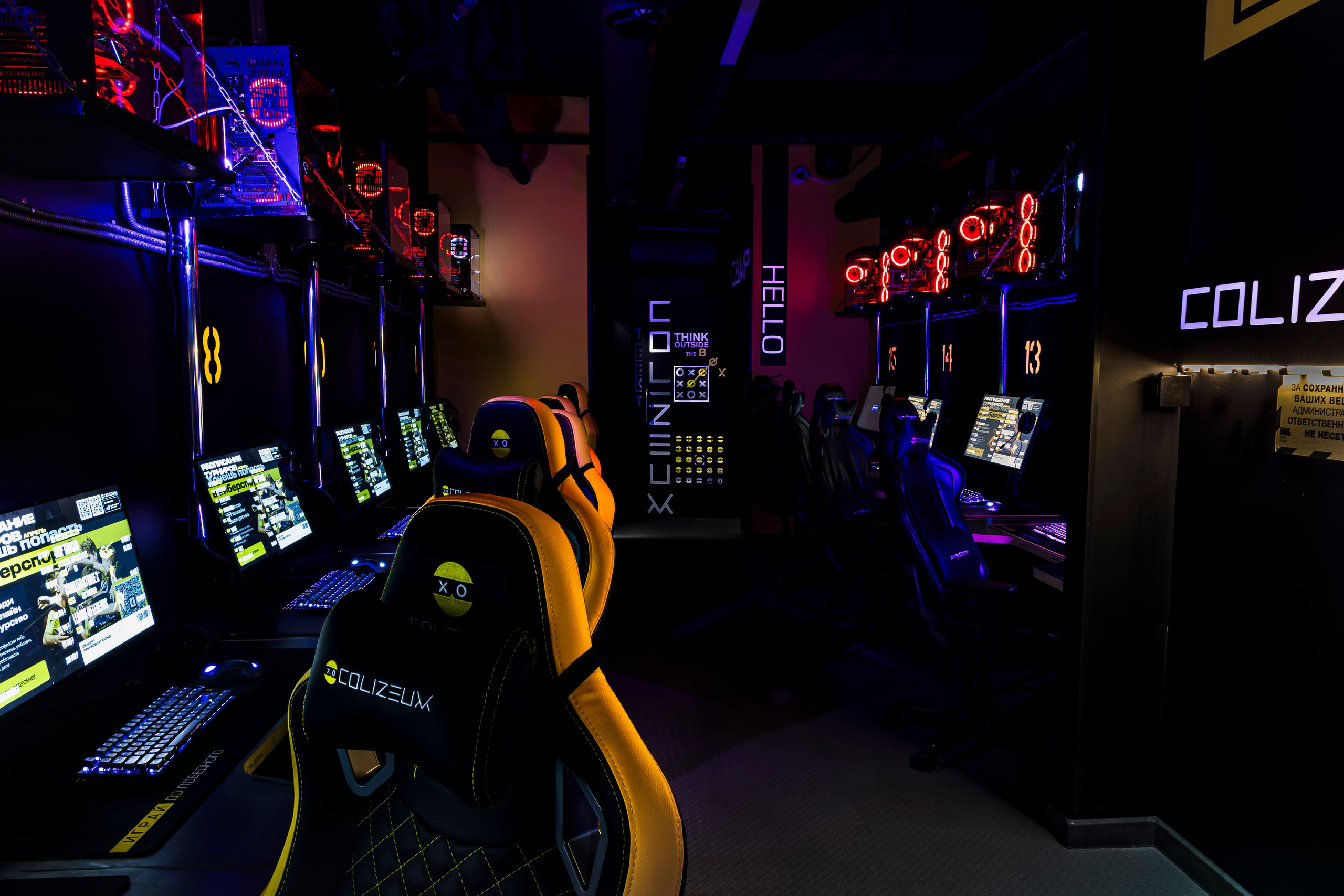 Архитектурная фотосъёмка: панорамный вид игрового зала «Колизея» — игра света и перспективы.