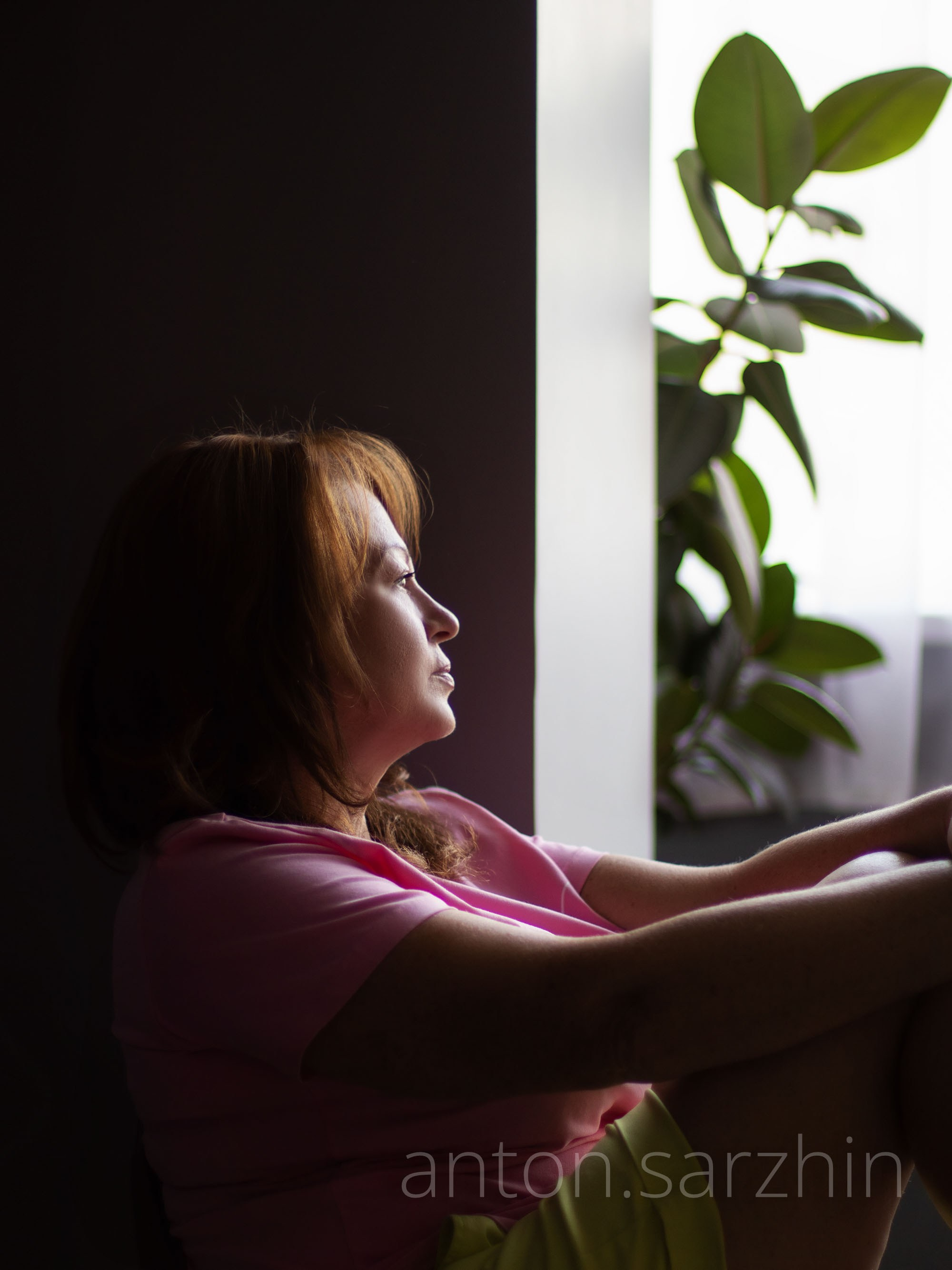 Портретное фото женщины на балконе