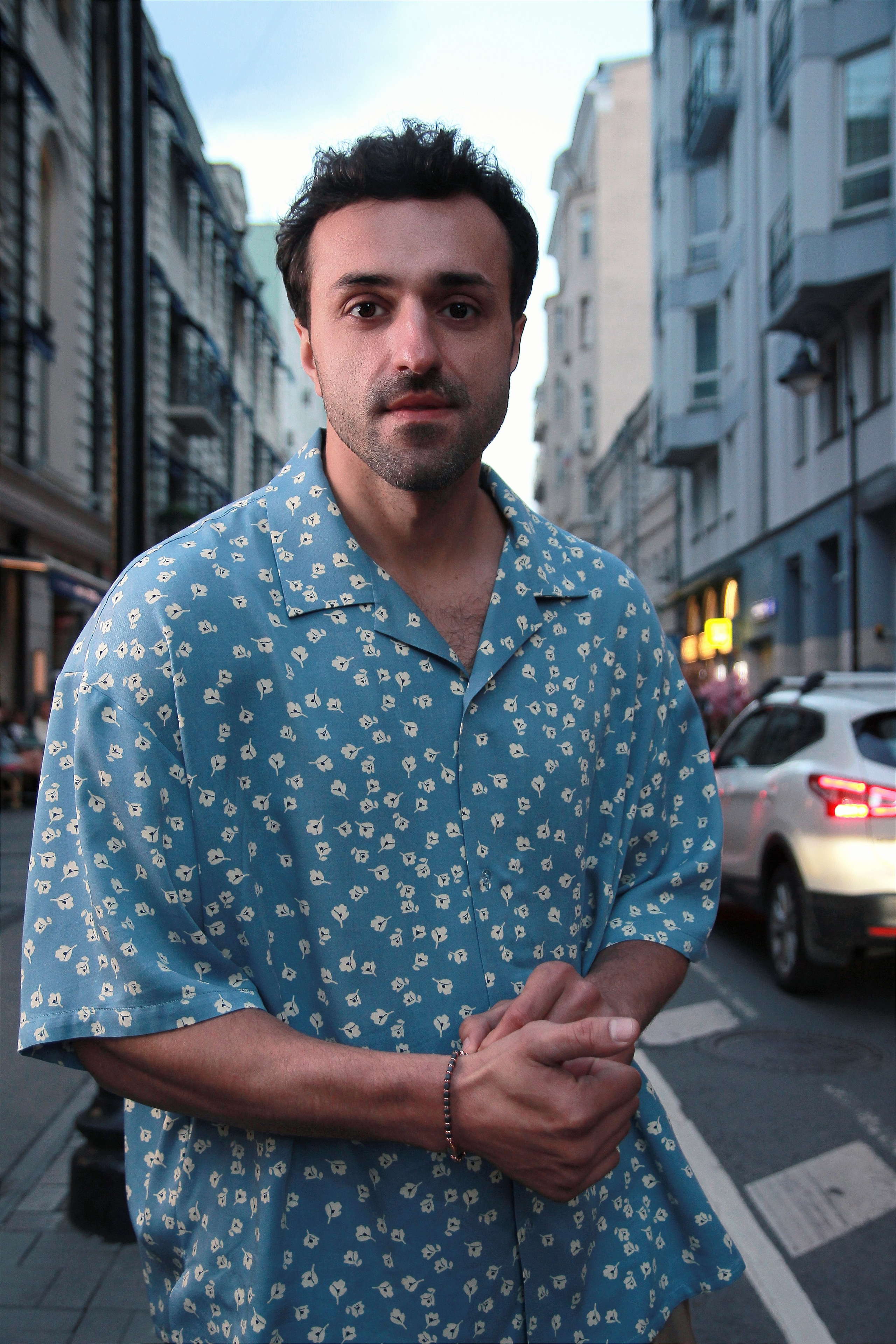 Мужской портрет. Контакты