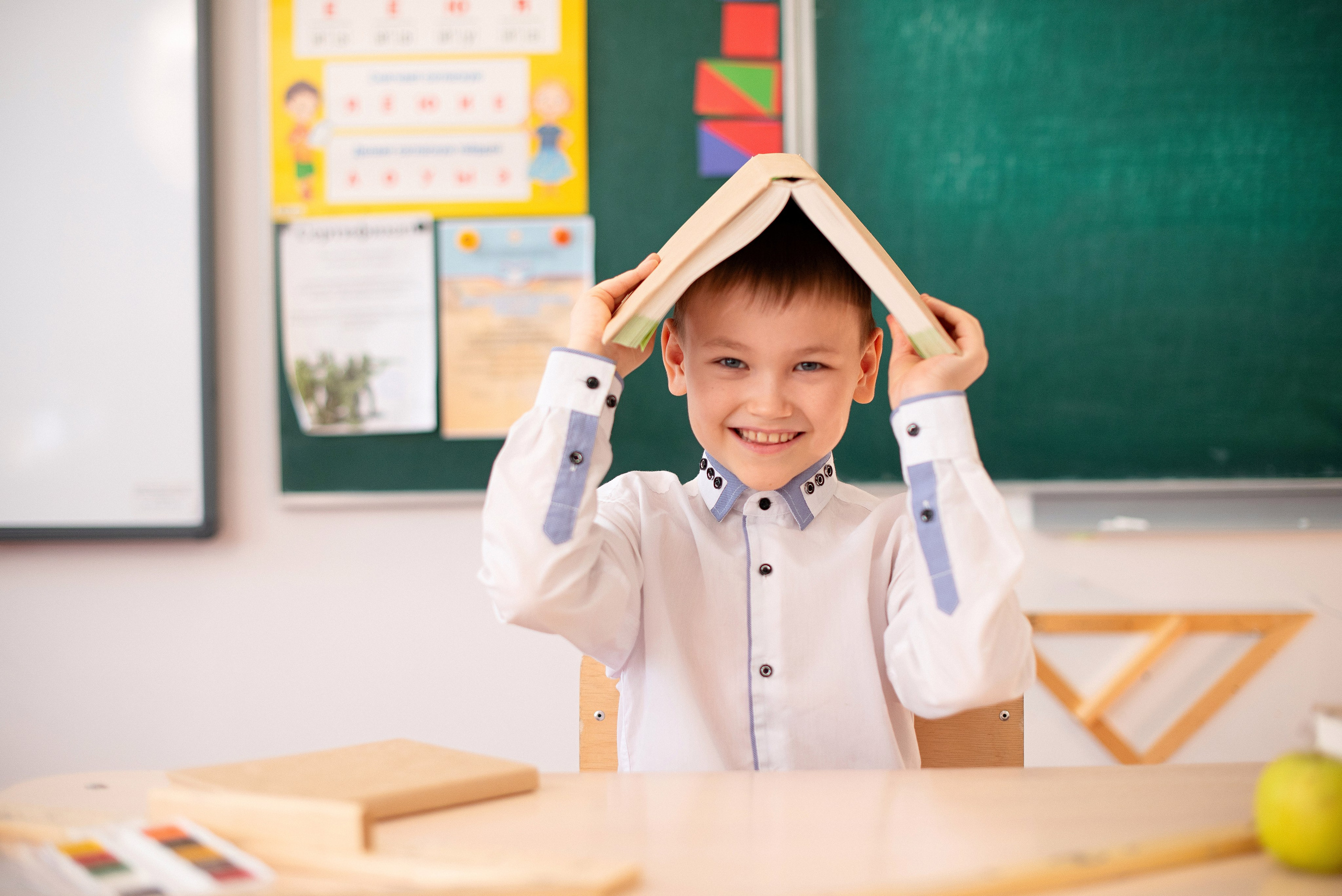 Профессиональная фотография ученика средней школы города Сургут, качественная съемка для школьного альбома, выпускник 2026 года.