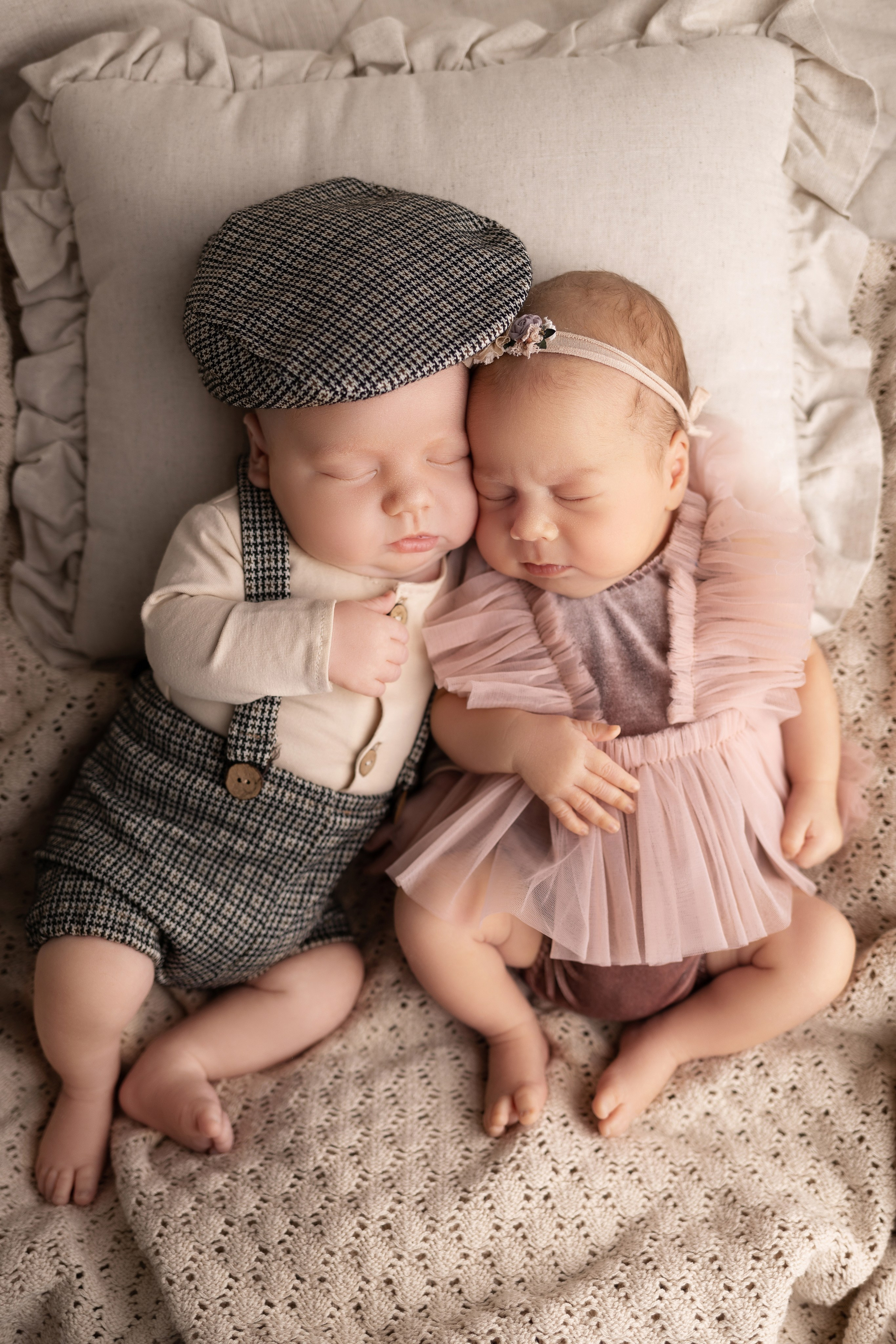 Фотосъемка двойни. Фотограф новорожденных малышей в Омске и Омской области Эльвира Камаева