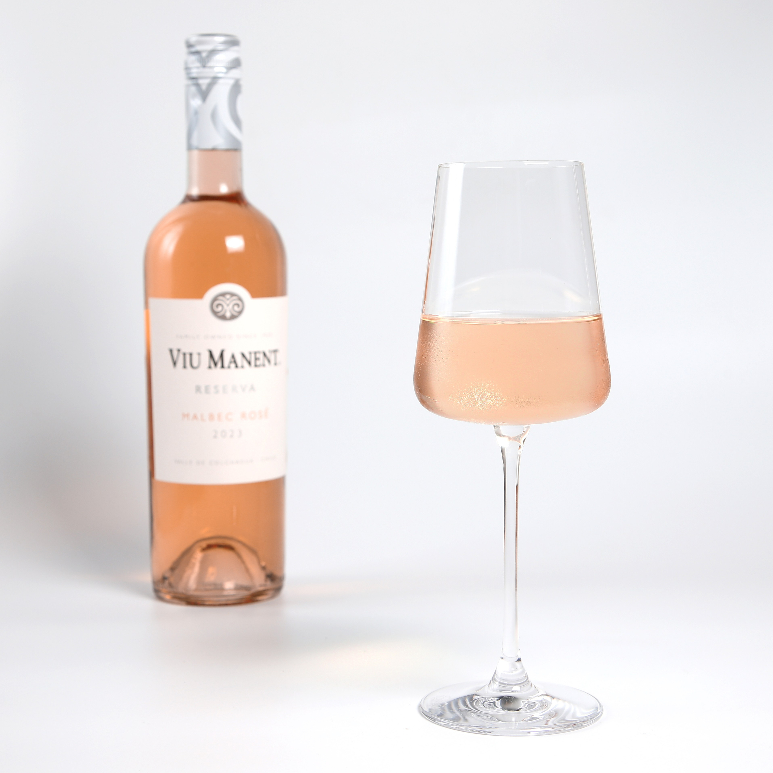 Фуд-фотография розового вина Viu Manent и бокала.
