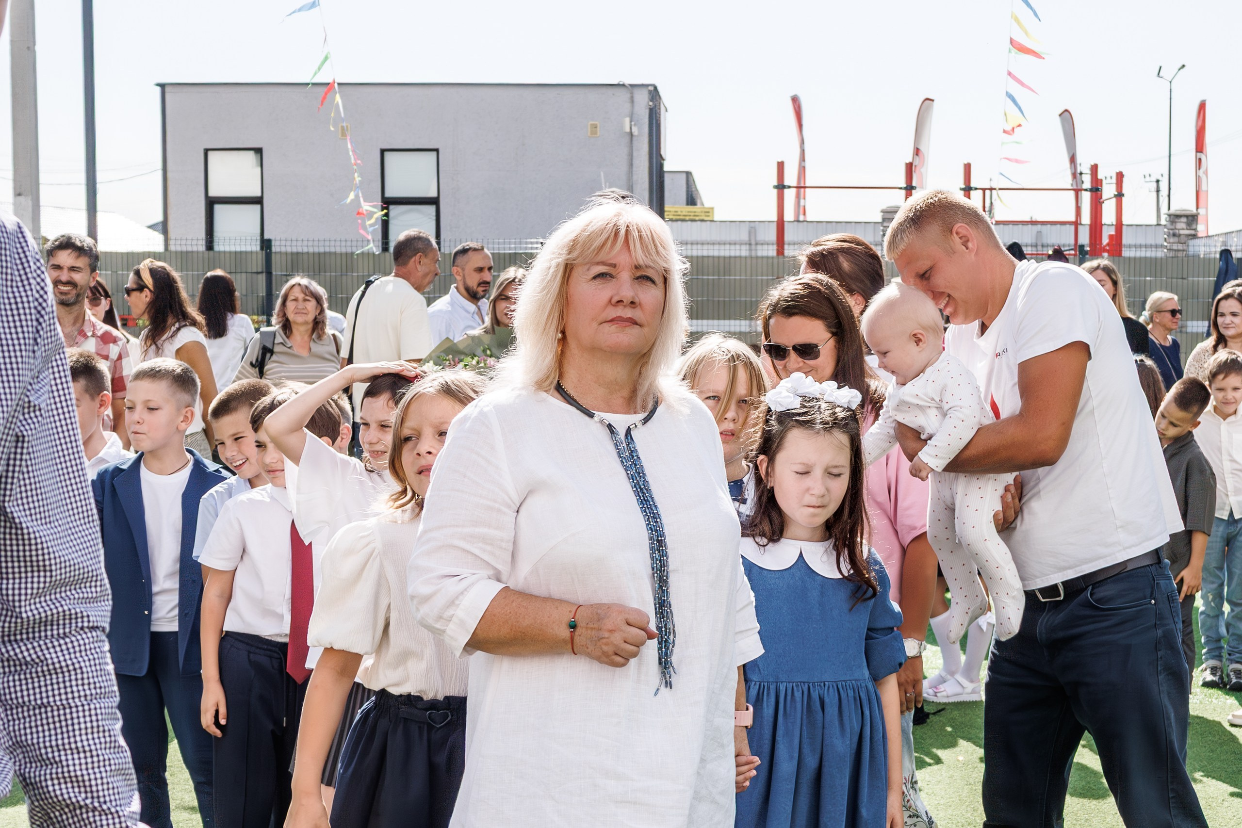 Линейка 1 сентября в школе - дети с букетами, радостные родители и учителя; учитель и ученики вместе на школьной линейке - трогательное фото 1 сентября