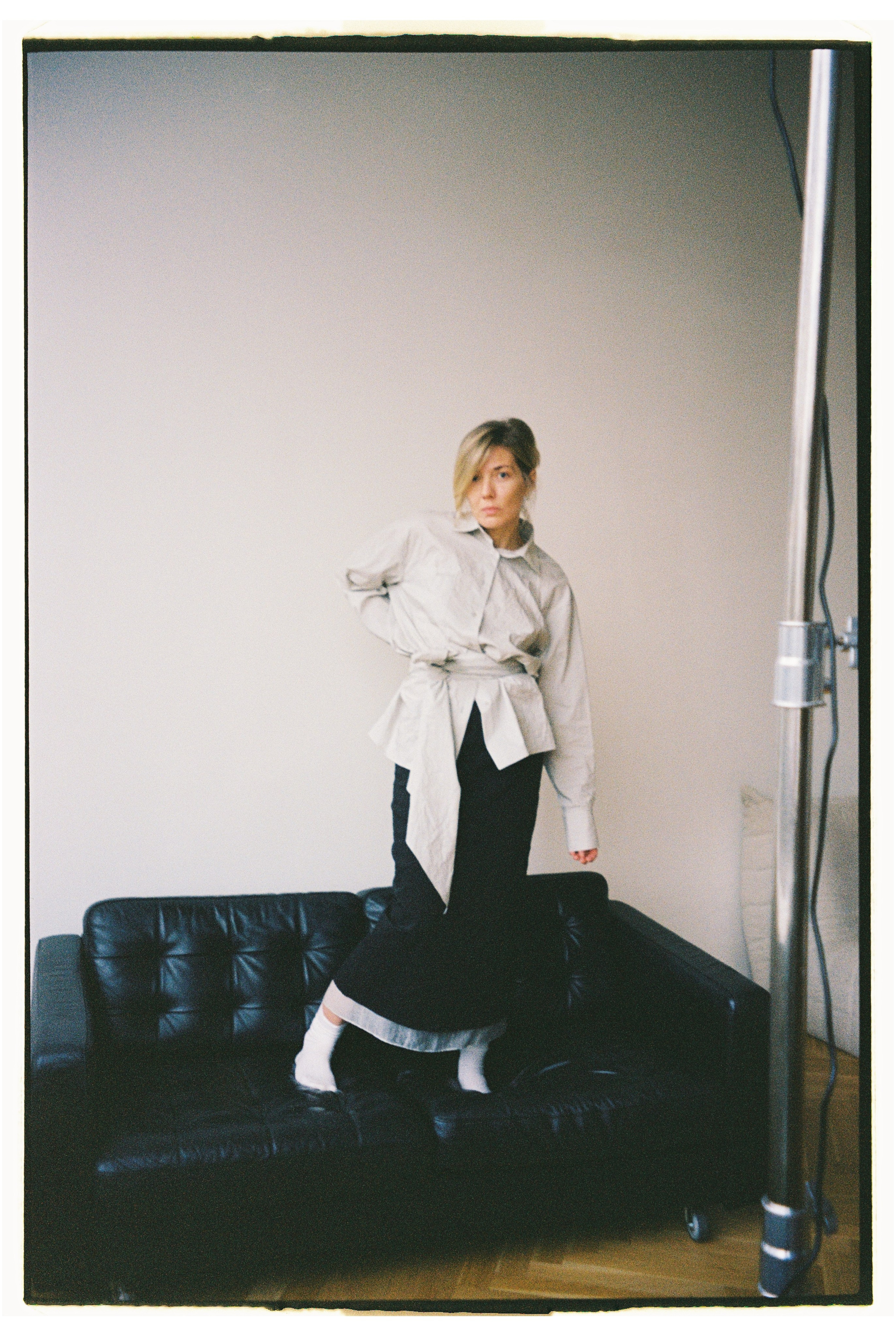 Портрет на пленку Мария стоячая поза портретная фотосъемка естественный свет фотограф Ксения Давыдова Санкт-Петербург