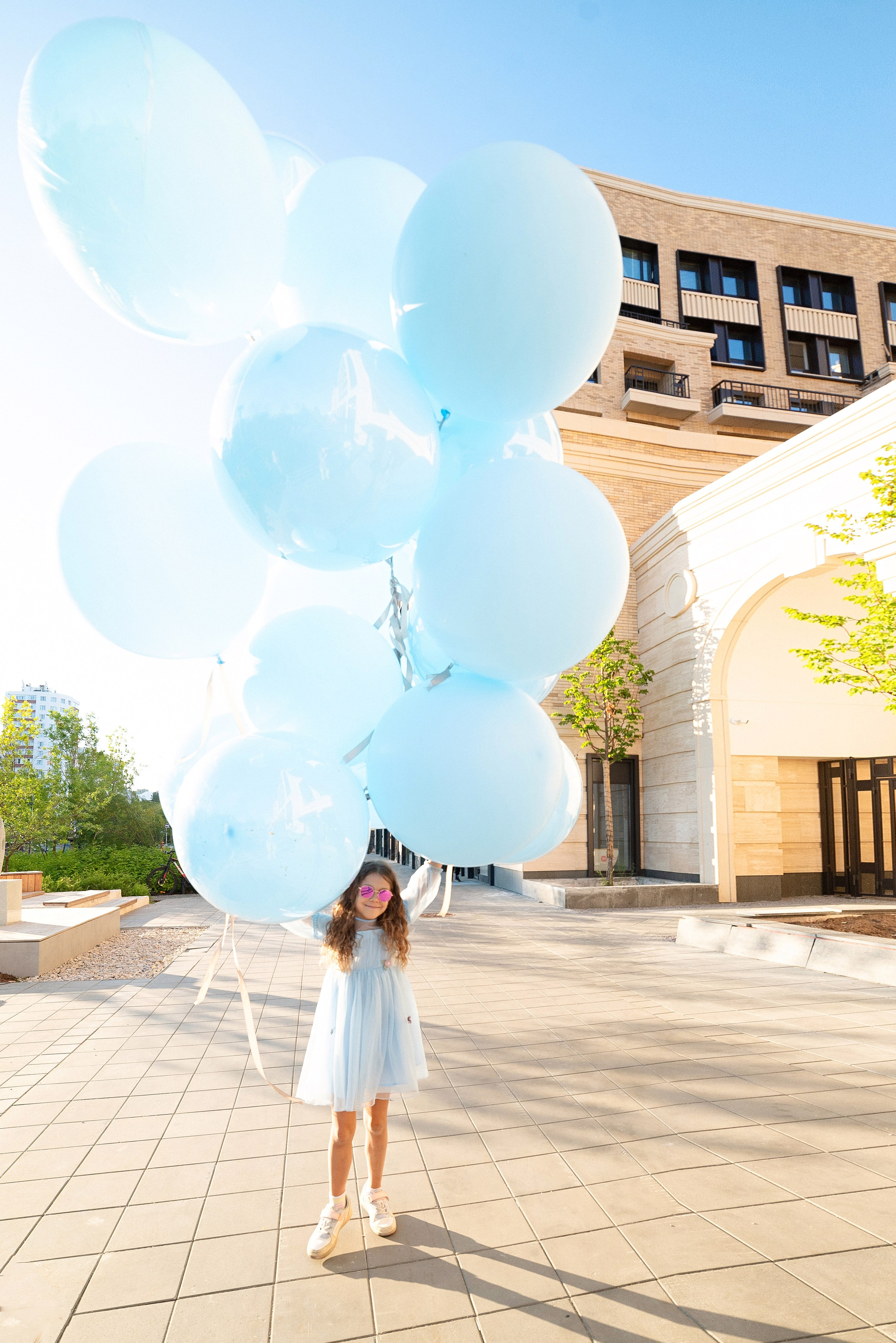 Огромные голубые воздушные шары от ШарЛэнд над живописным городским пейзажем Сургута, снятые фотографом Анной Старцевой.