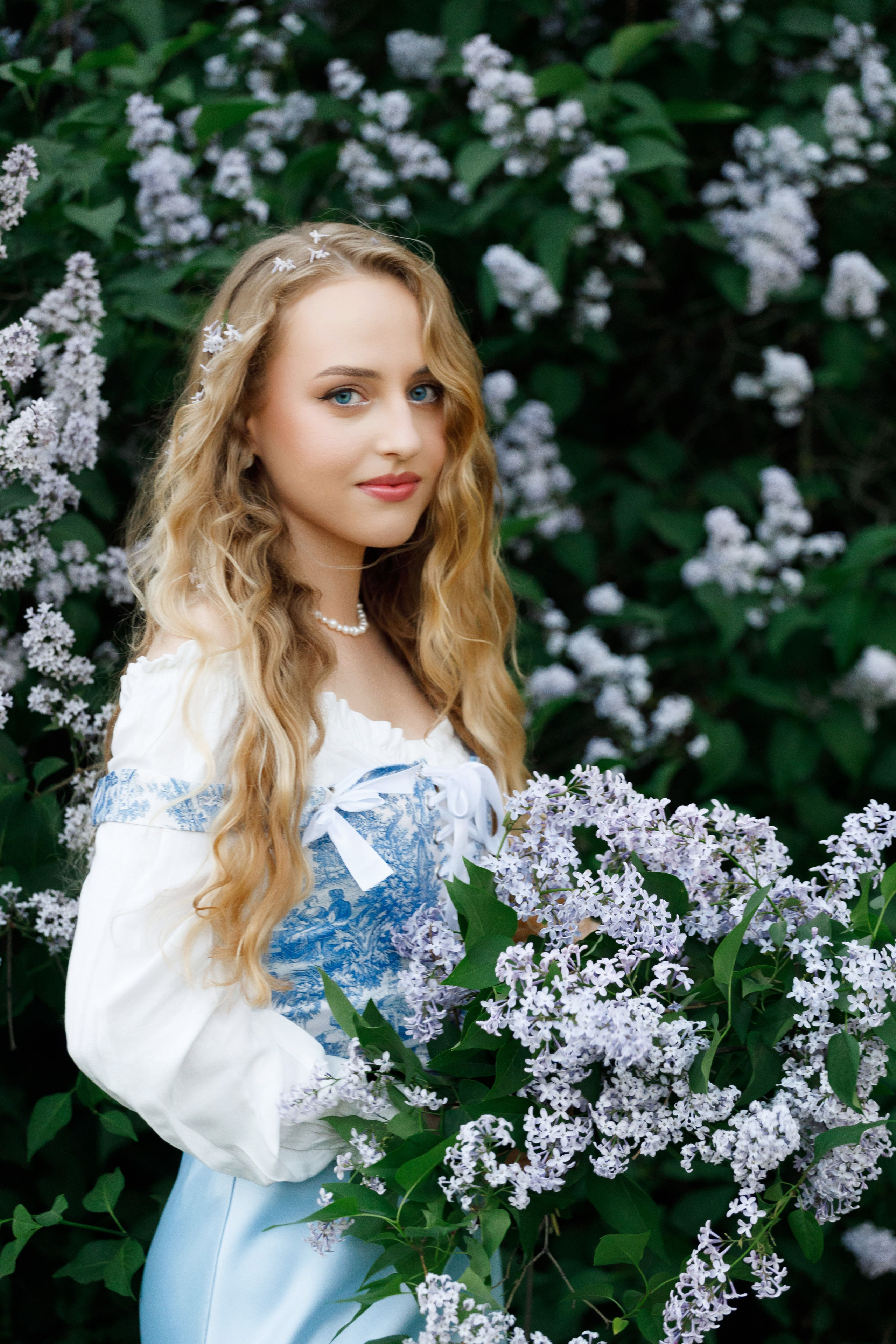 Фотосъемка в цветущей сирени. Модель Ангелина. Фотограф Яков Поспехов