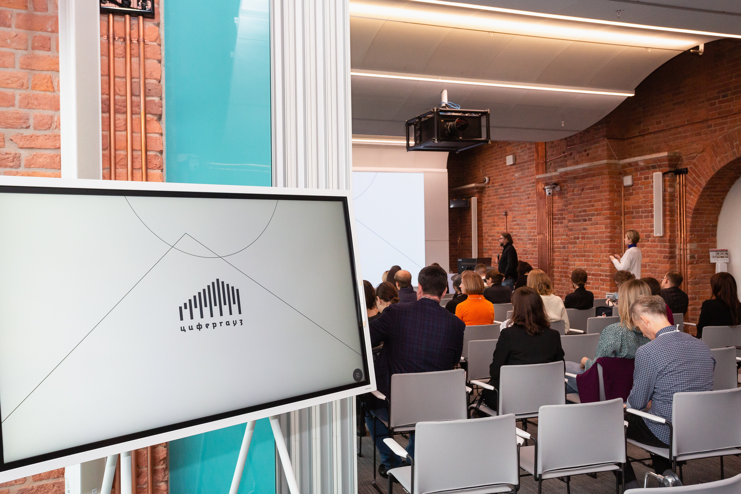 Профессиональный фотограф на форум, конференцию и другие мероприятия в Санкт-Петербурге. Репортажная фотосъёмка массовых мероприятий для компаний, частных лиц, выставочных и лекционных пространств, event-агентств.