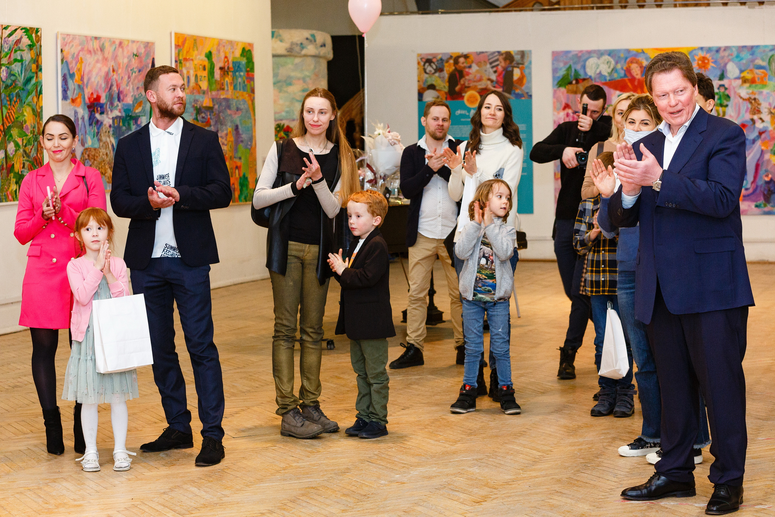 Профессиональный репортажный фотограф на выставки, презентации и другие светские мероприятия, в Санкт-Петербурге.