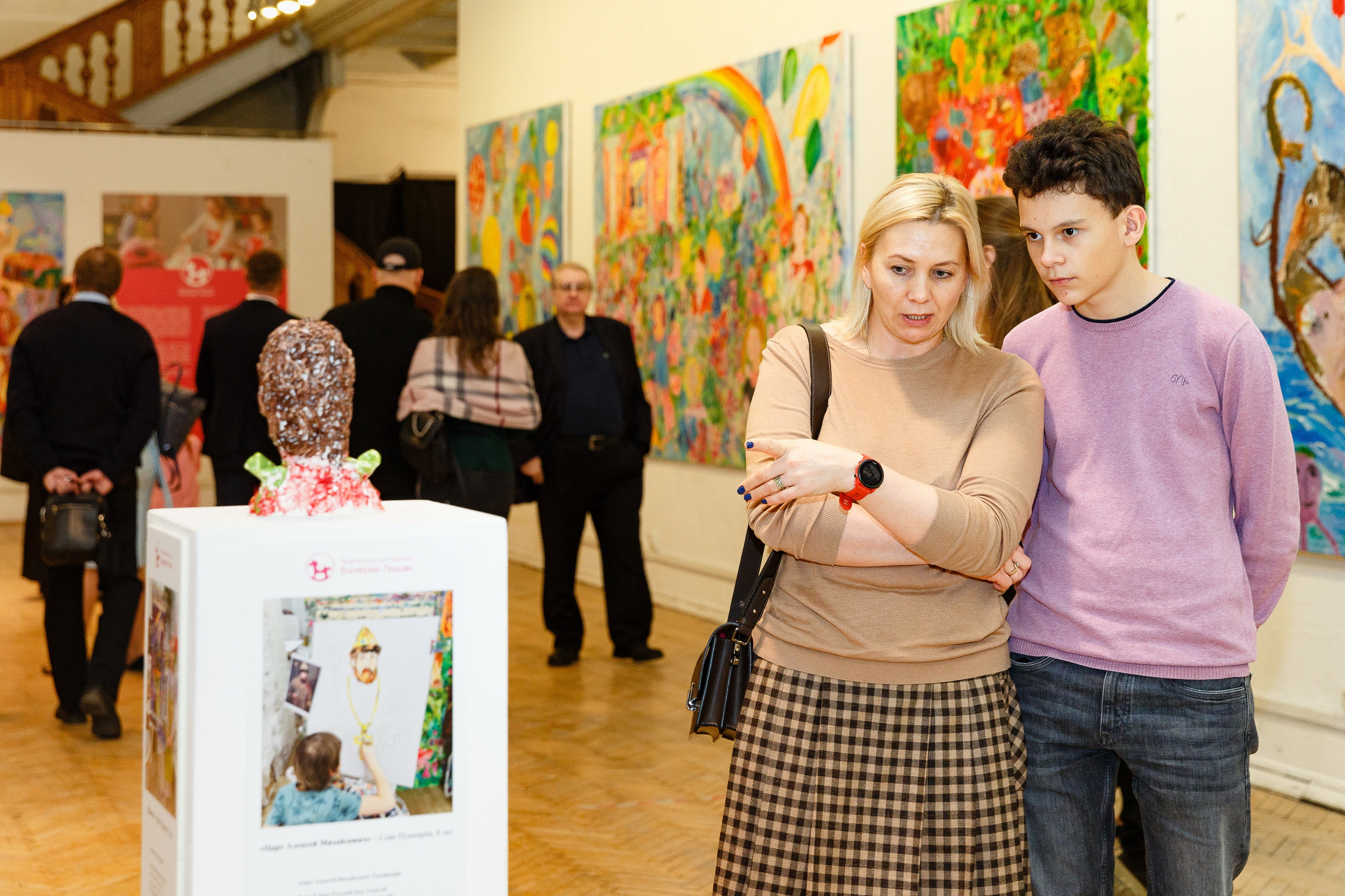 Профессиональный репортажный фотограф на выставки, презентации и другие светские мероприятия, в Санкт-Петербурге.