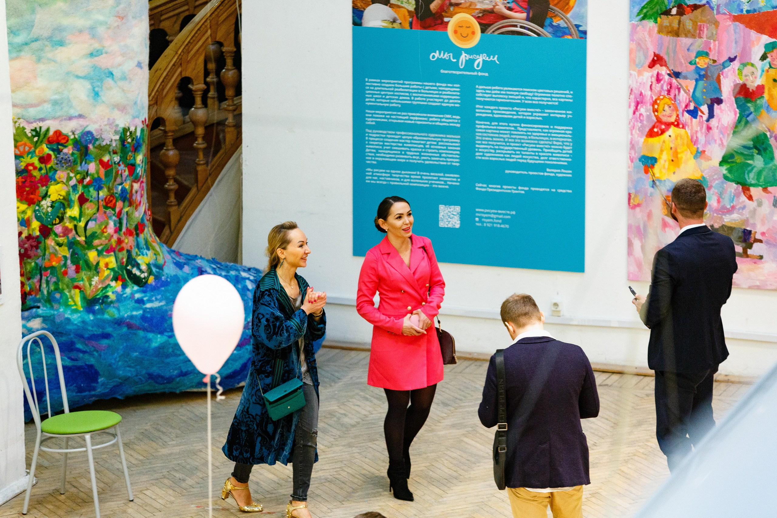 Профессиональный репортажный фотограф на выставки, презентации и другие светские мероприятия, в Санкт-Петербурге.