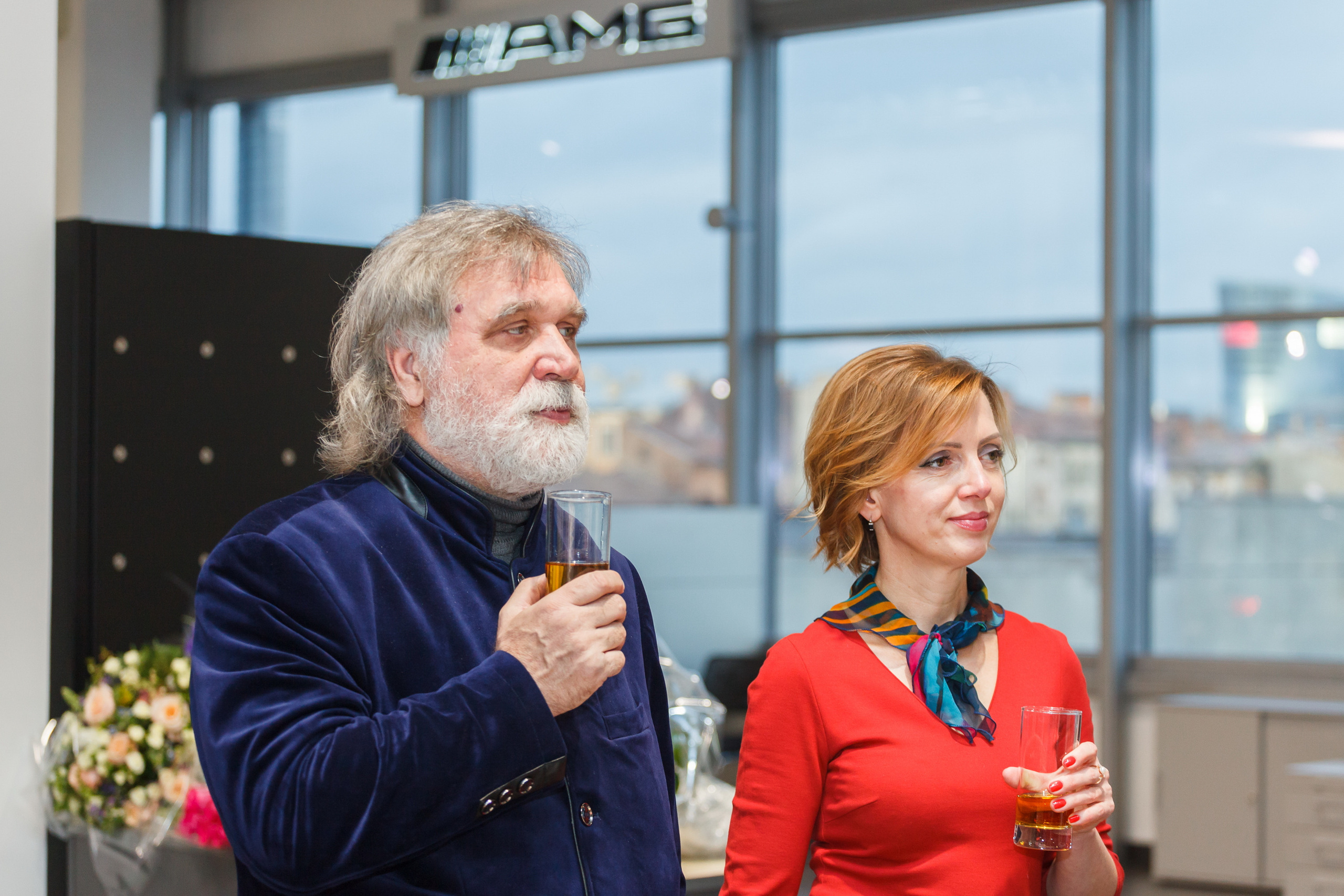 Профессиональный репортажный фотограф на выставки, презентации и другие светские мероприятия, в Санкт-Петербурге.