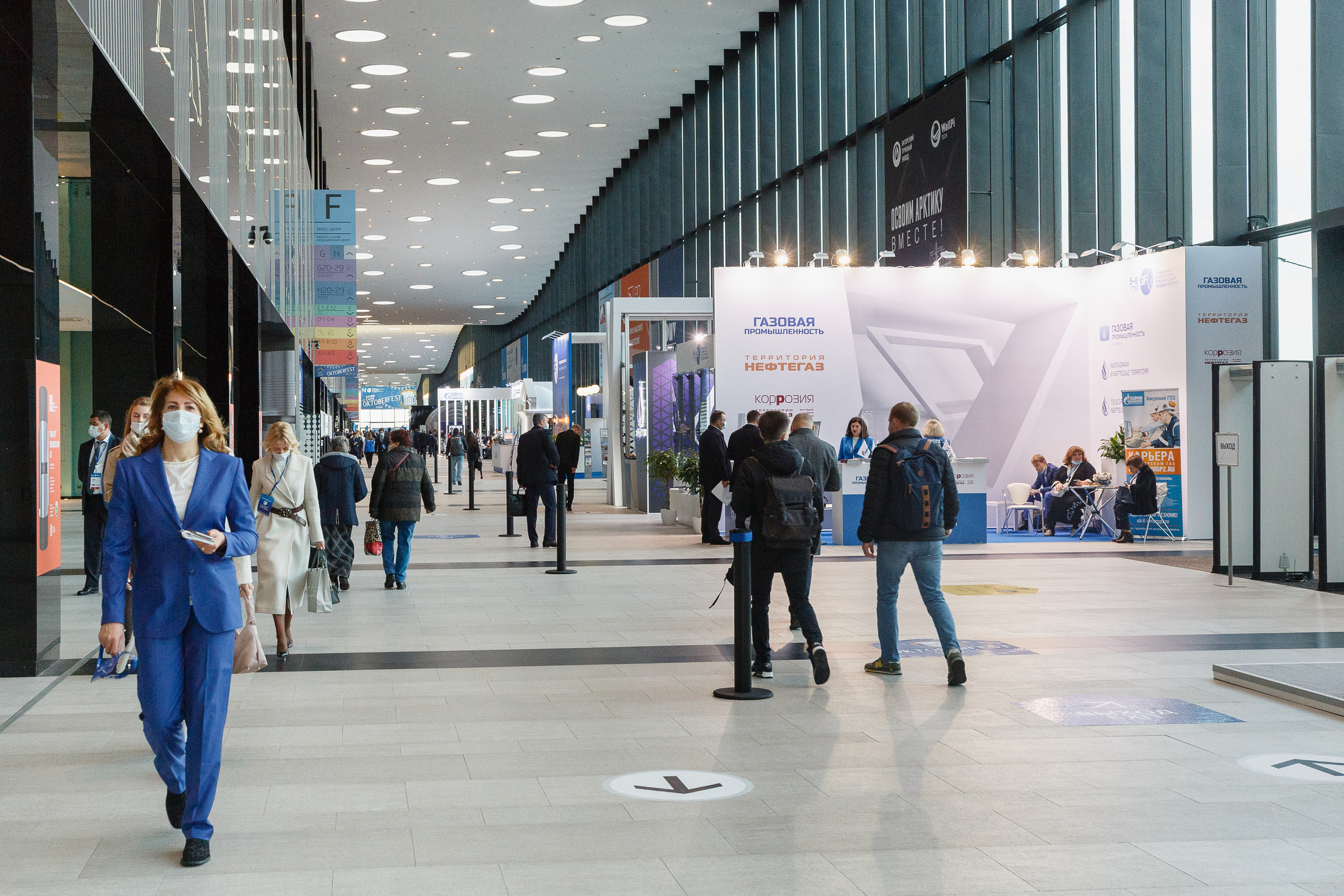 Профессиональный репортажный фотограф на форум, конференцию и другие мероприятия в Санкт-Петербурге. Репортажная фотосъёмка массовых мероприятий для компаний, частных лиц, выставочных и лекционных пространств, event-агентств.