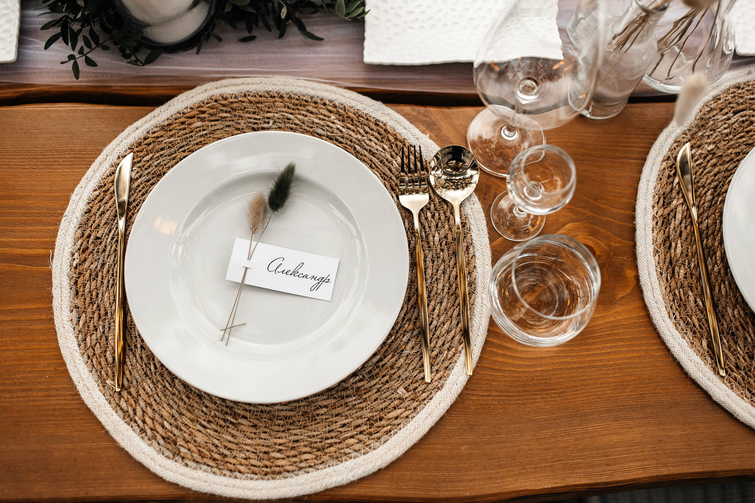 Здравствуйте! Я&nbsp;свадебный фотограф из&nbsp;Ульяновска, работаю в&nbsp;том числе по&nbsp;всей России и&nbsp;с&nbsp;выездом за&nbsp;границу. Снимаю свадьбы, lovestory, корпоративы, светский репортаж. Провожу обучение по&nbsp;фотографии, мастер-классы и&nbsp;воркшопы для других фотографов.