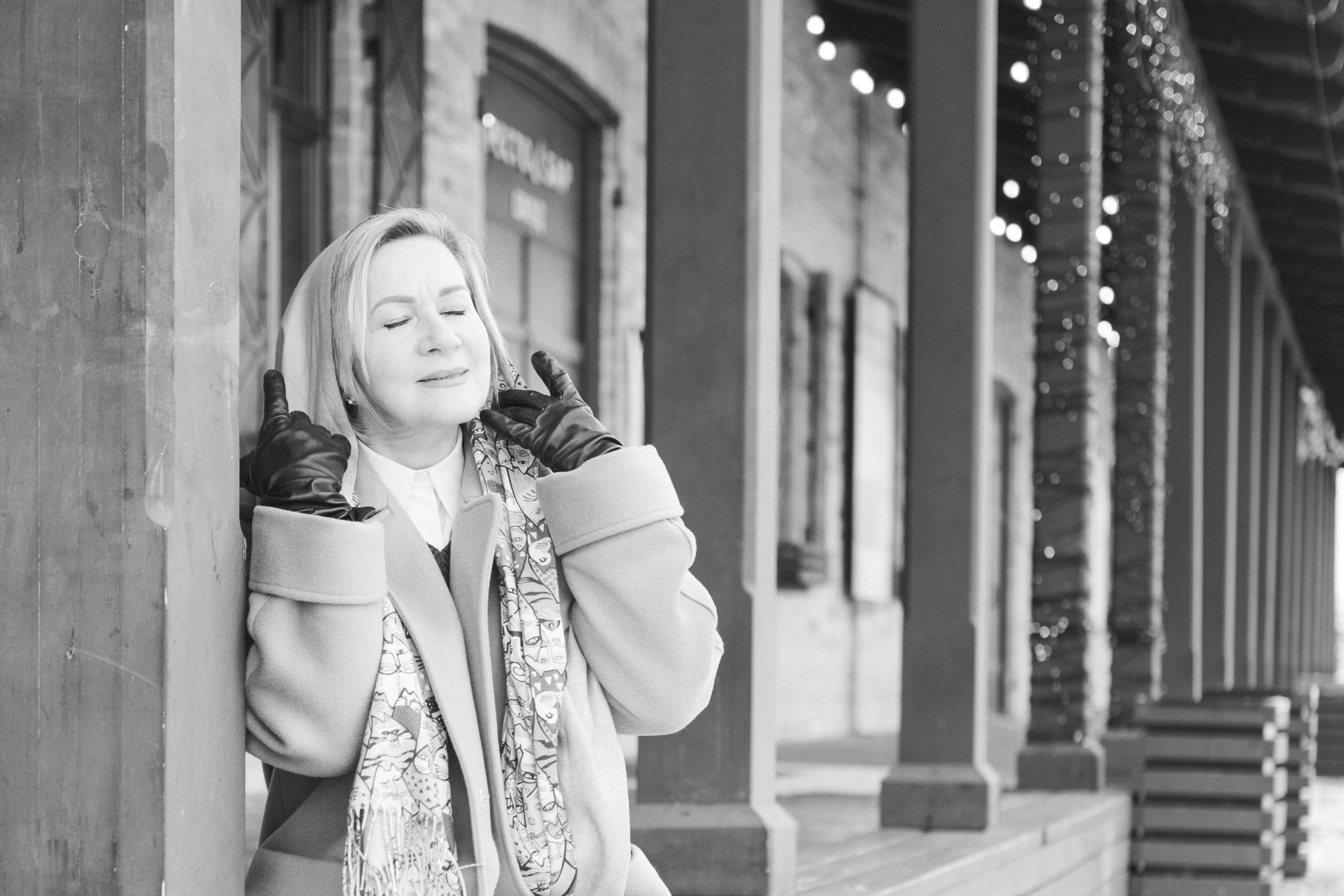 Портрет красивой возрастной женщины в шарфе. ЧБ портрет женщины у здания. женские ЧБ портреты с настоящими эмоциями. фотограф Тюмень