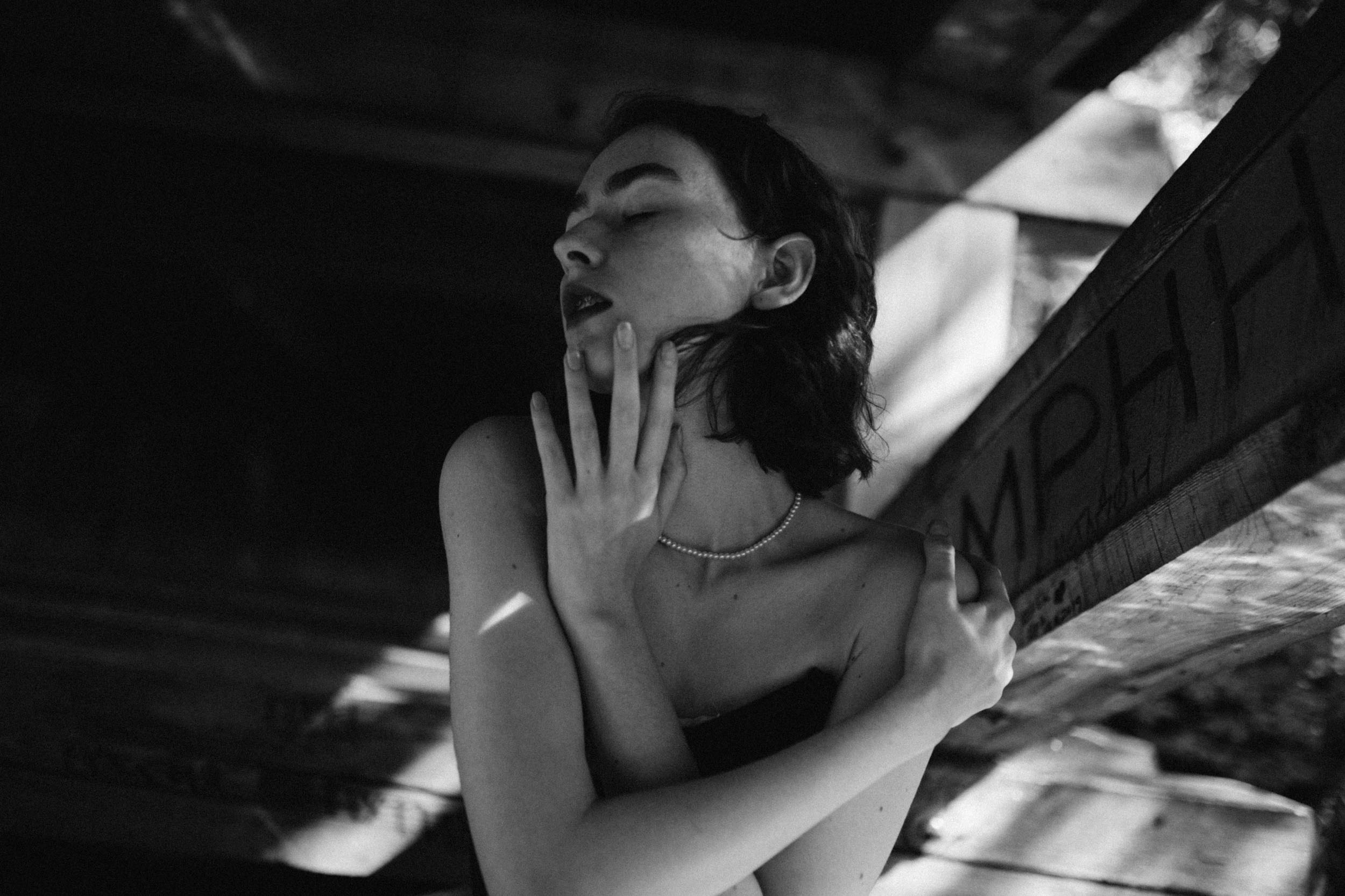 Молодая девушка в лодке