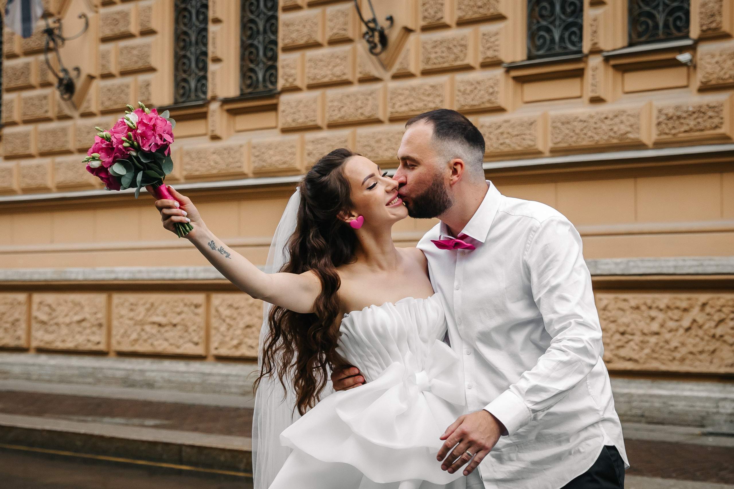 ДВОРЕЦ № 2 | Июль, кабриолет, академия Штиглица. Свадебный фотограф в Санкт-Петербурге Полина Корзухина