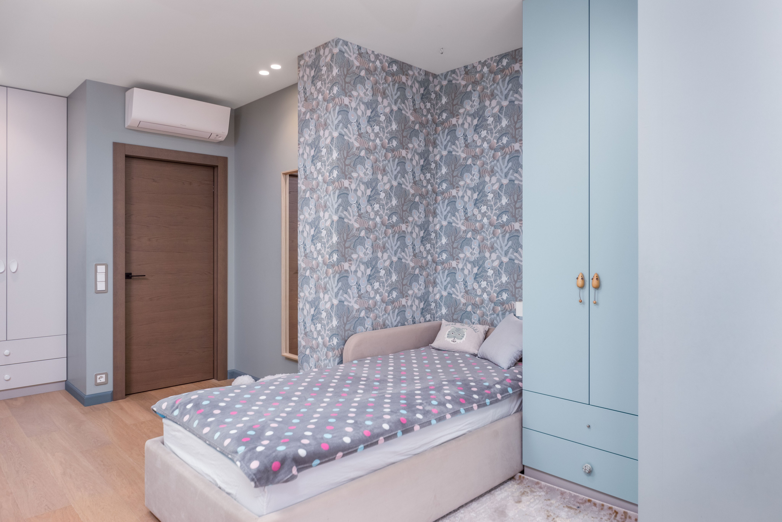 Интерьер детской комнаты на двоих детей в четырехкомнатной квартире