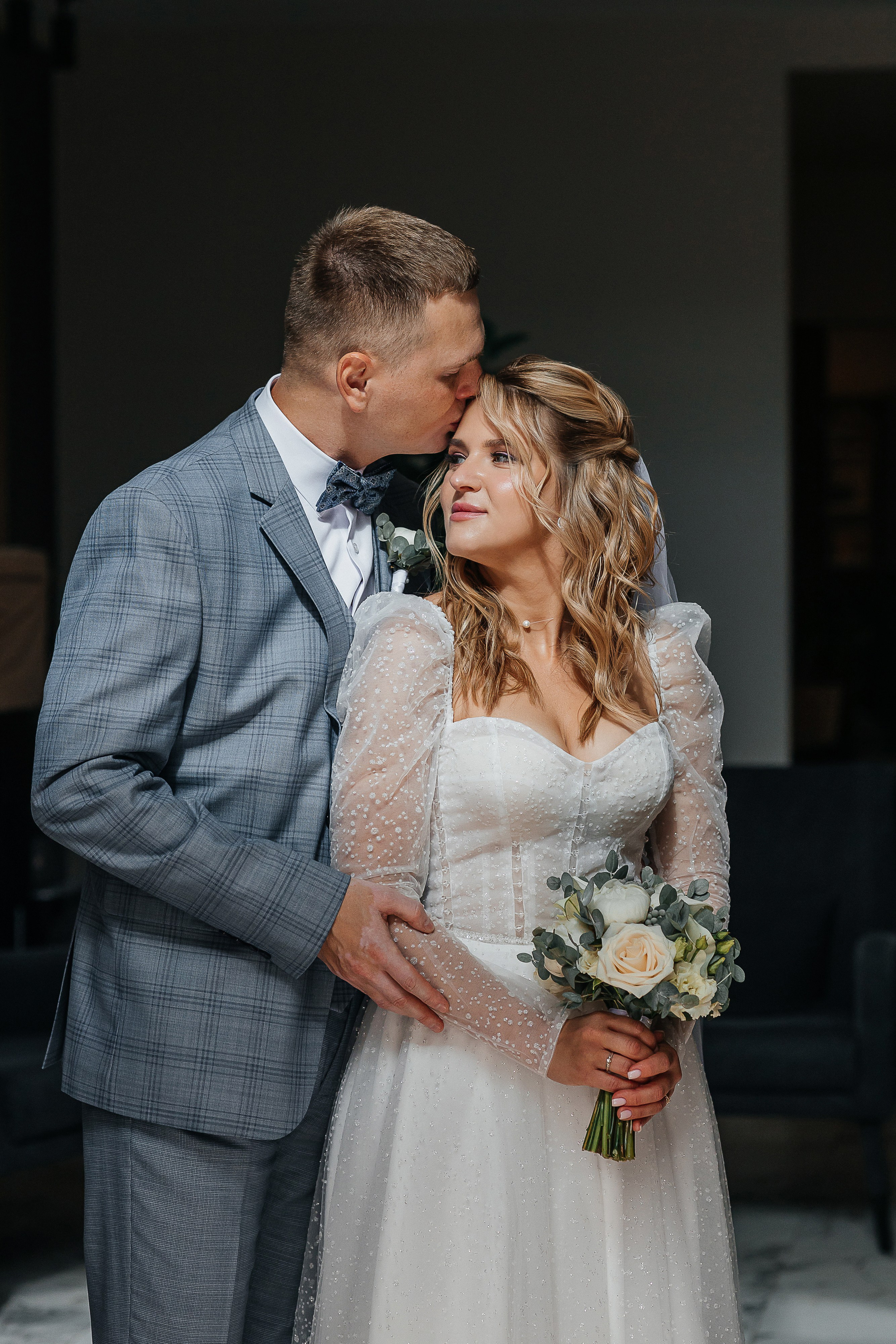 Трогательная выездная церемония в уютном дворике отеля. Олег Сверчков | Свадебный фотограф Вологда