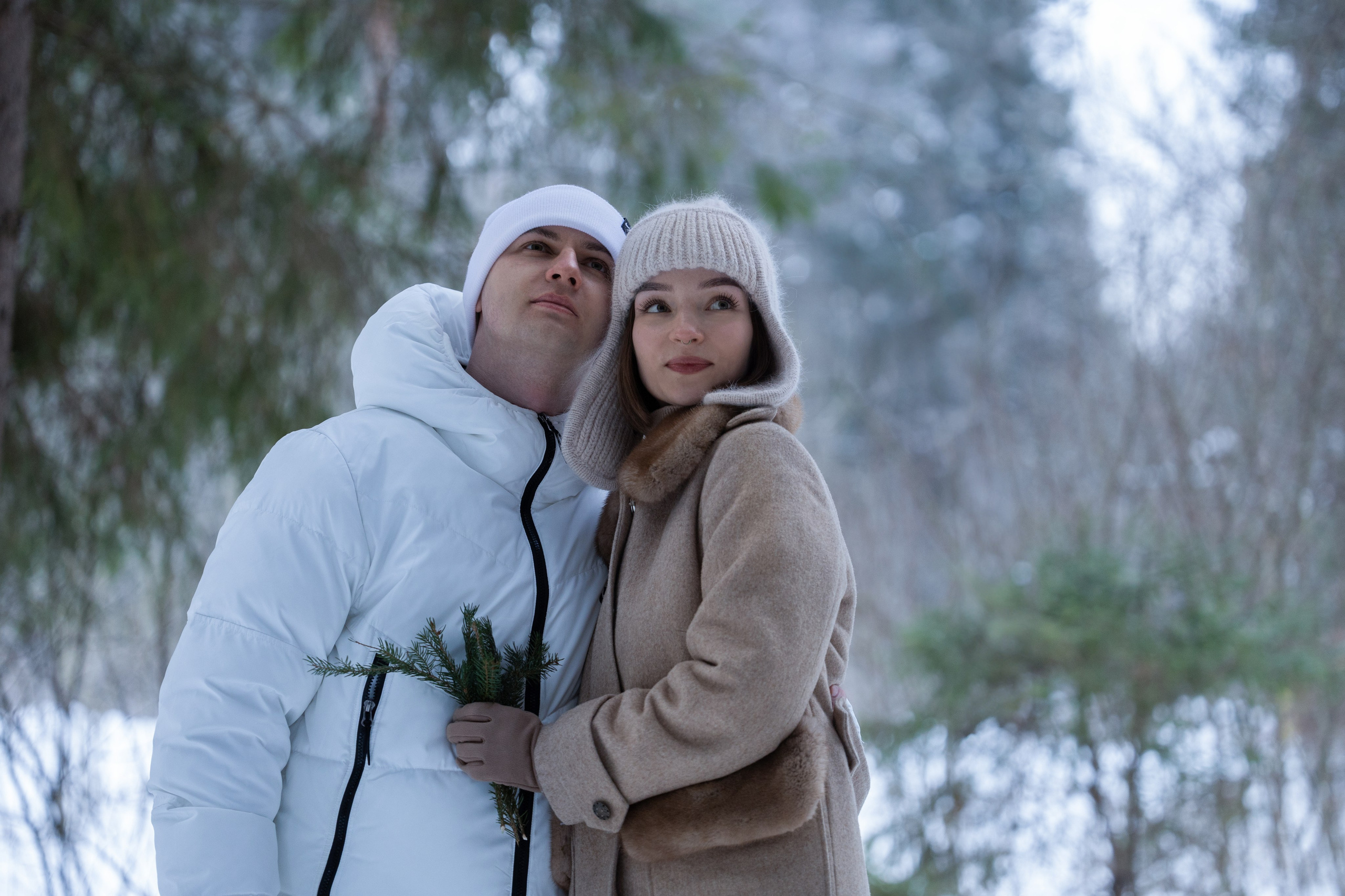 Фотосессия влюбленных девушка и парень стоят обнимают друг друга смотрят вдаль