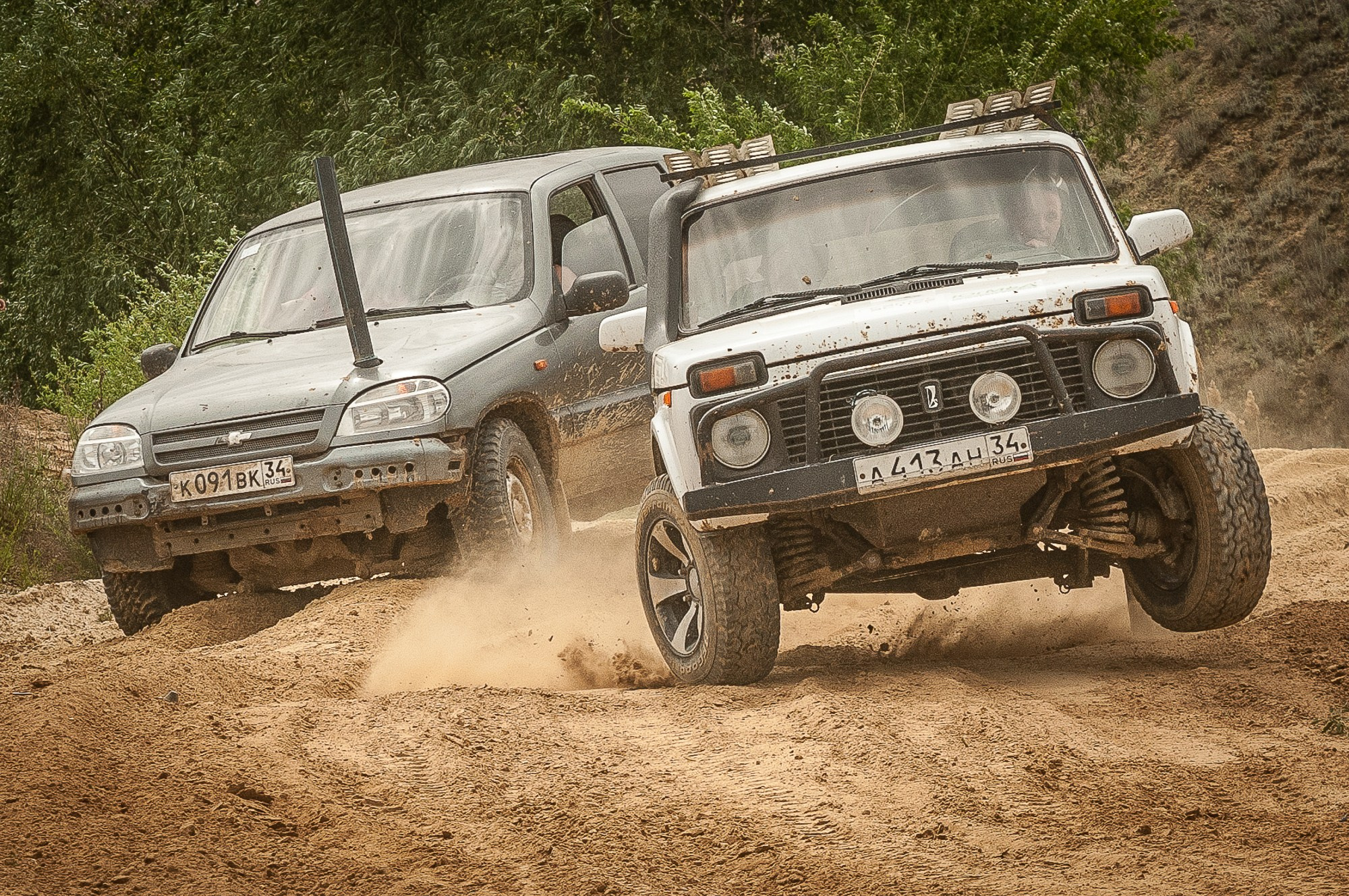 Два автомобиля мчатся по трассе