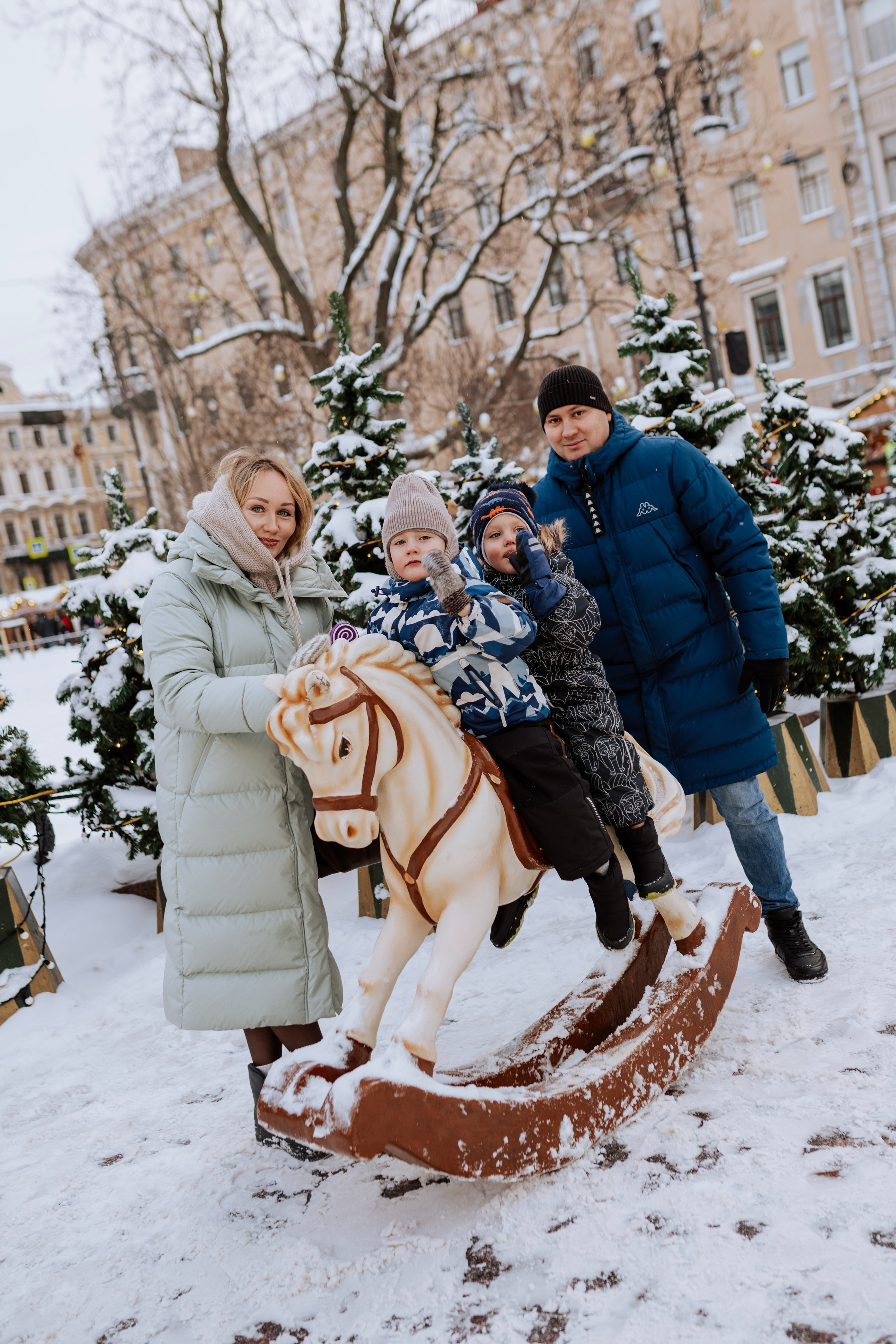 Семейная, Манежная площадь
