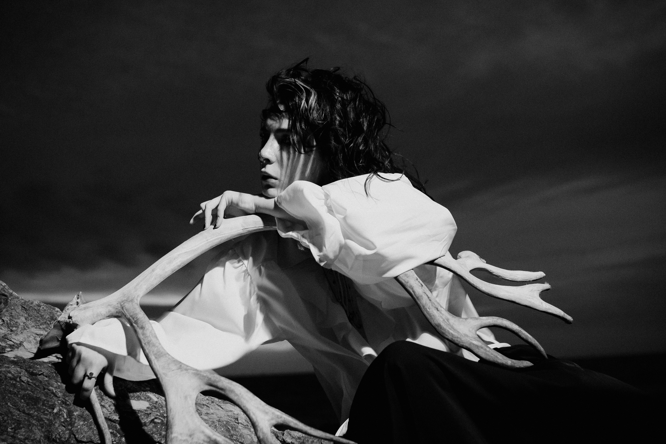 Съёмка у моря с оленьими рогами