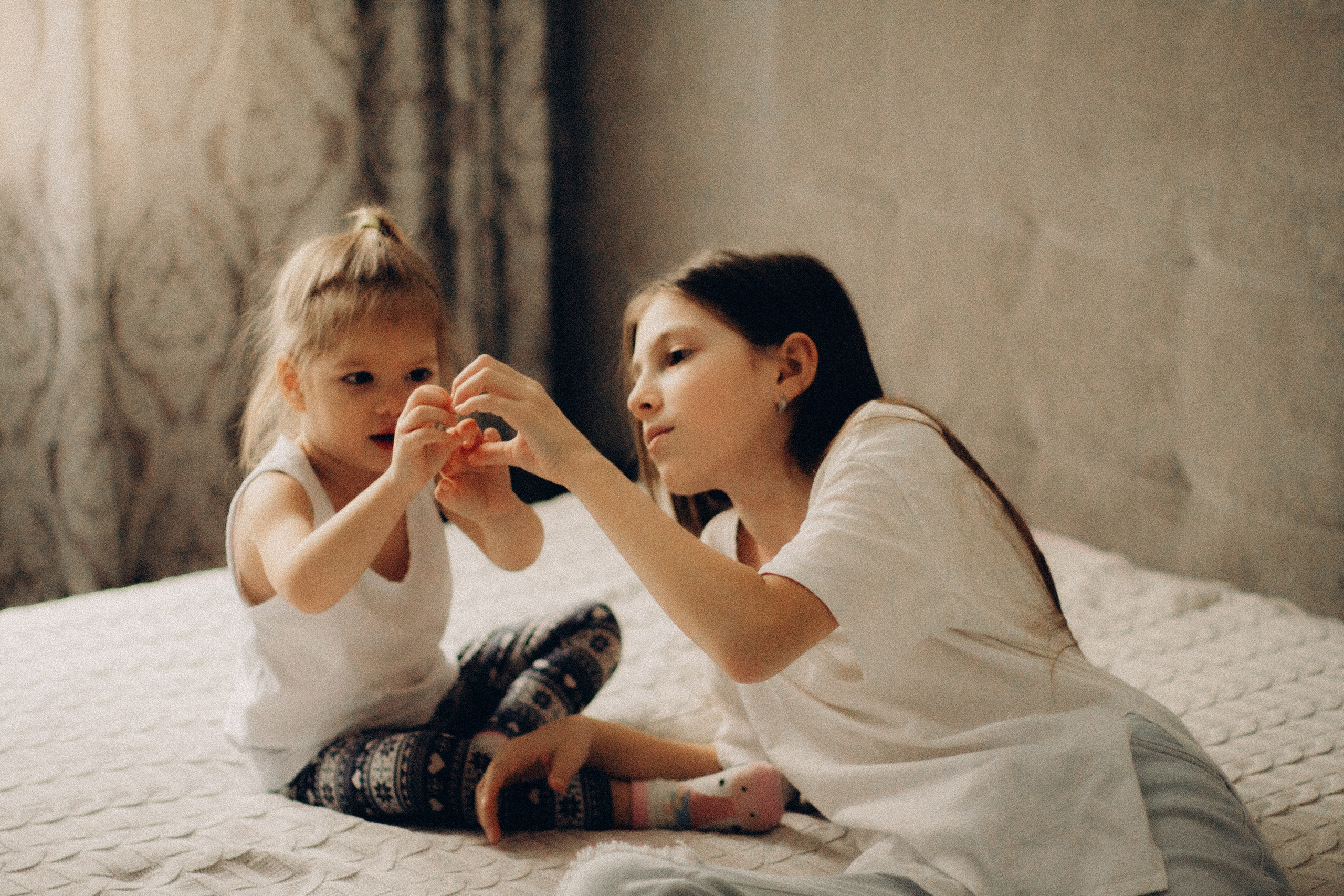 Домашняя фотосессия, две сестры на кровати