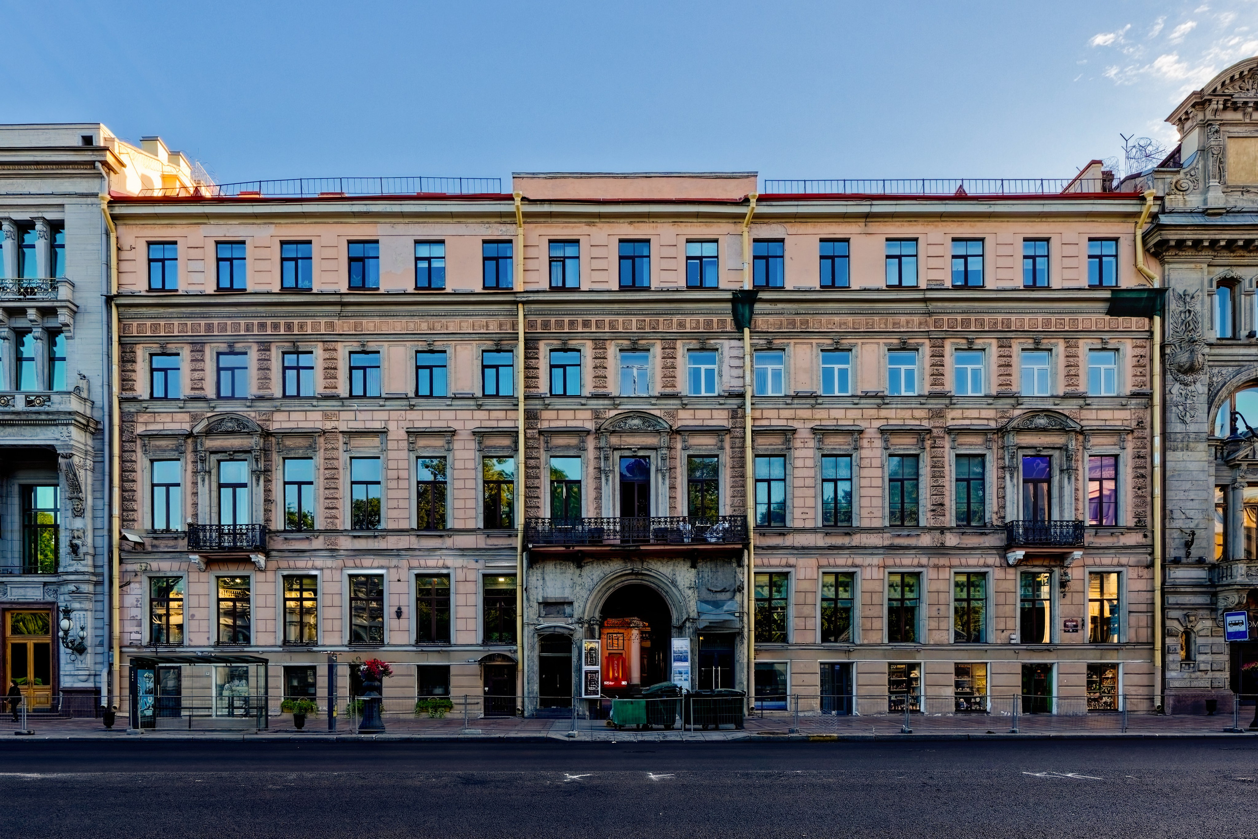 Санкт-Петербург, Невский проспект, дом 60. Доходный дом Глазуновых, 1858 год. Архитектор Георгий (Егор) Иванович Винтергальтер. ОКНРЗ 782411419490005