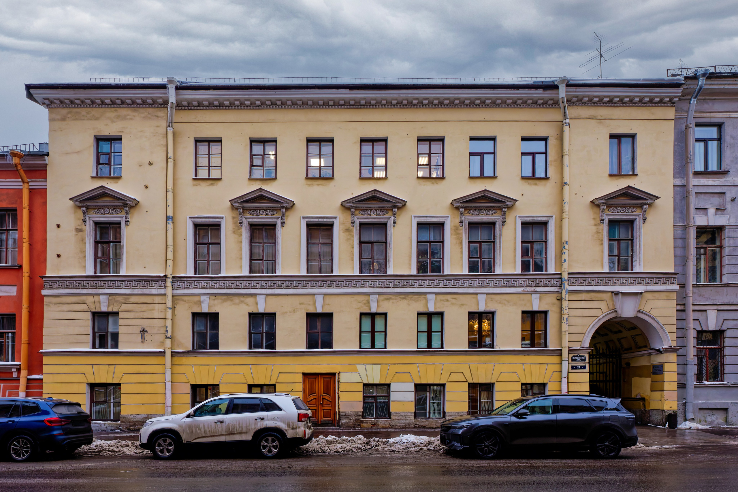 Санкт-Петербург, улица Миллионная, дом 24 (набережная реки Мойки, дом 21). Дом князя Семёна Семёновича Абамелек-Лазарева (фасад по Миллионной улице), 1909 год. Архитектор Иван Александрович Фомин.  ОКНФЗ 781620562550006