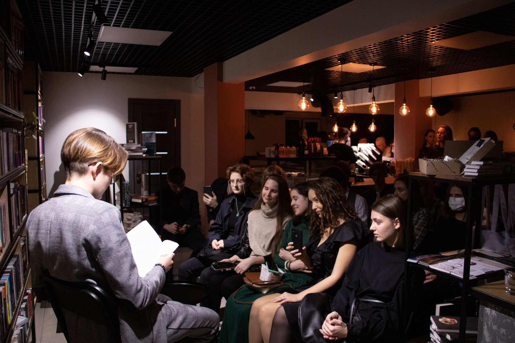 Презентация книги в кофейне «Издательство кофе». Репортажный, промышленный и маркетплейс-фотограф Дмитрий Чернат