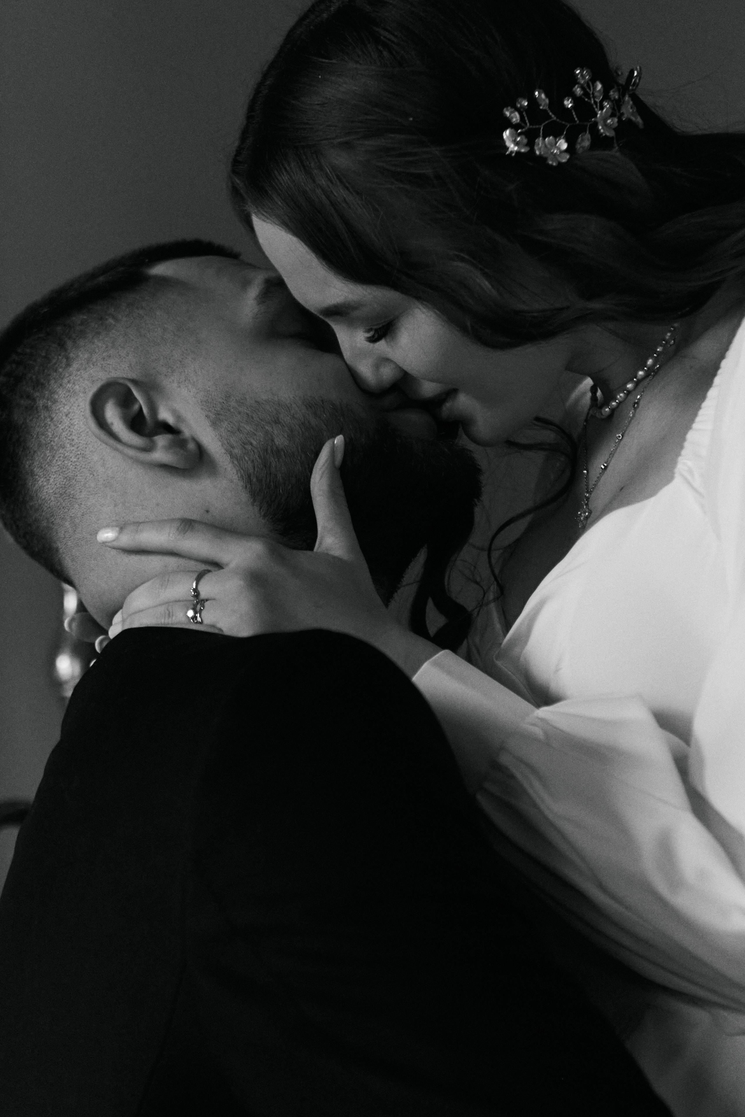 жених и невеста целуются, свадебная фотосессия