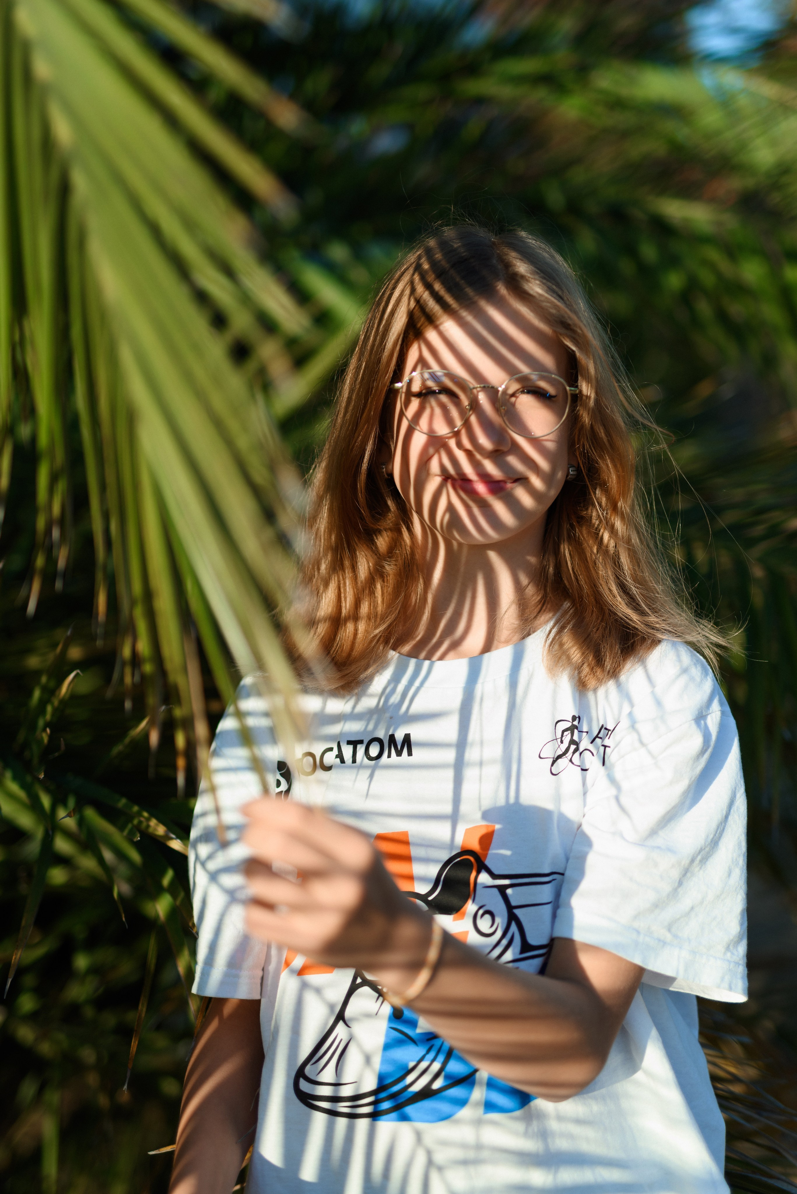 Отдых в Сочи: фотосессия мамы с дочкой на фоне пальм и моря