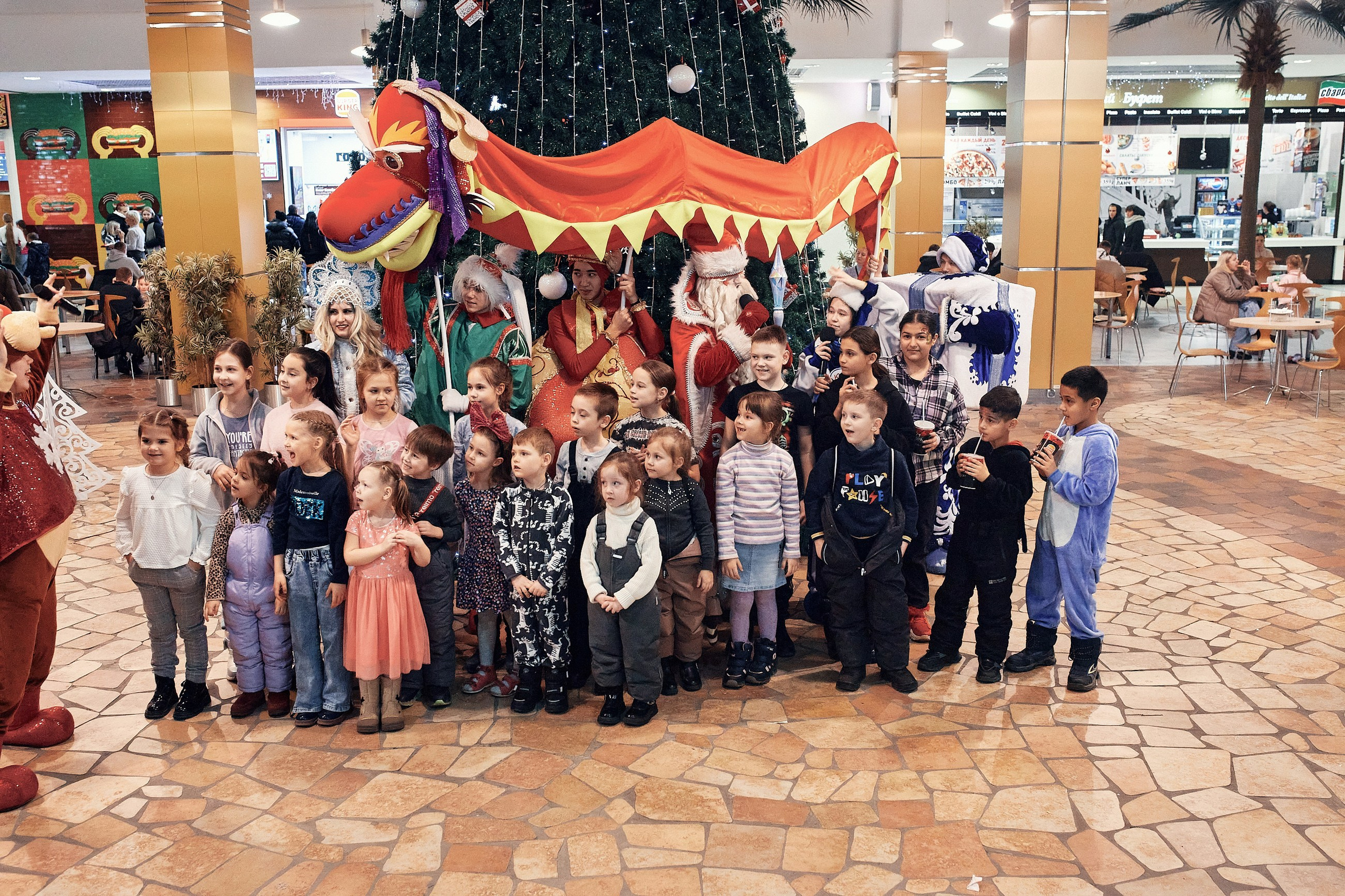 Детский новогодний праздник в ТЦ Июнь. Семейный и репортажной фотограф в Красноярске и Москве Виктор Бабинцев
